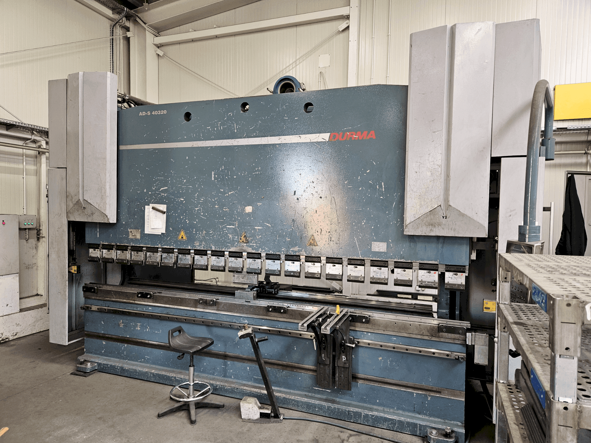 Vista frontale della macchina Durma AD-S 40320 (2012)