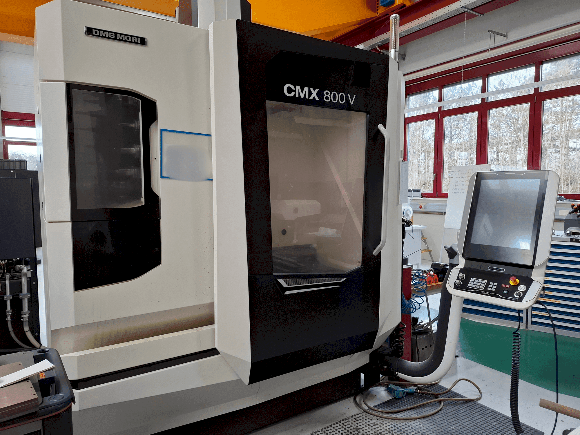 Vista frontale della macchina DMG MORI CMX 800V