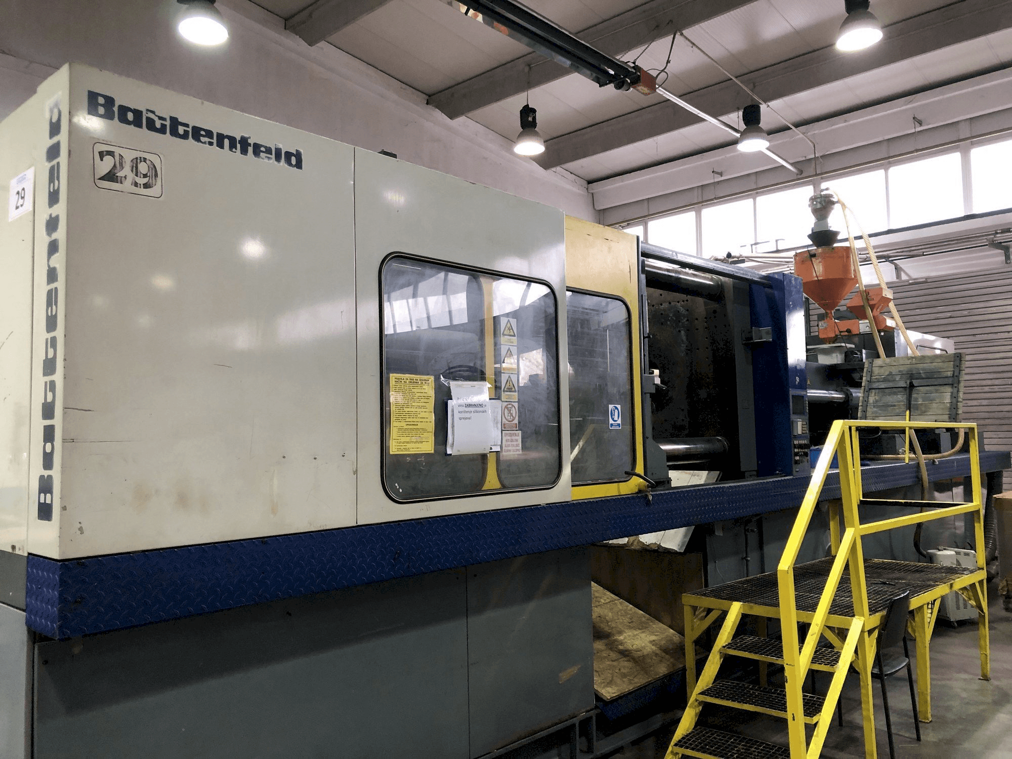 Vista frontale della macchina Battenfeld BA-T 6500/6300