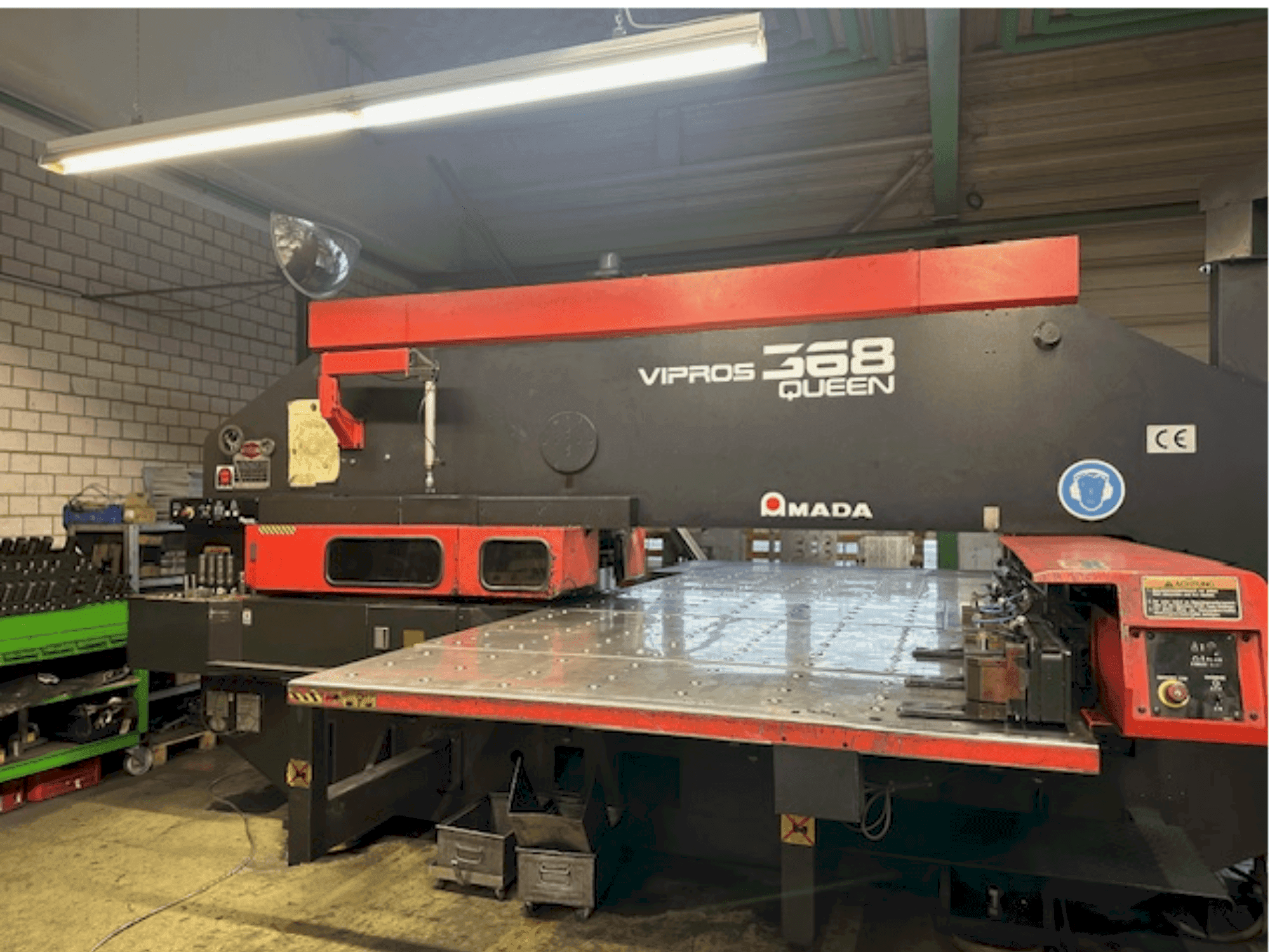 Vista frontale della macchina AMADA Vipros 368 Queen