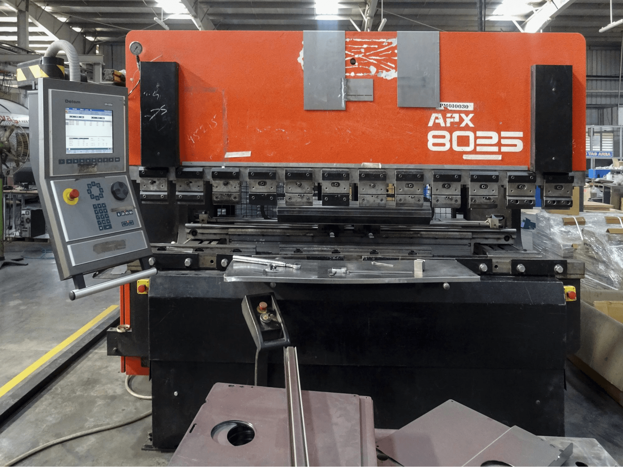Vista frontale della macchina AMADA APX 8025