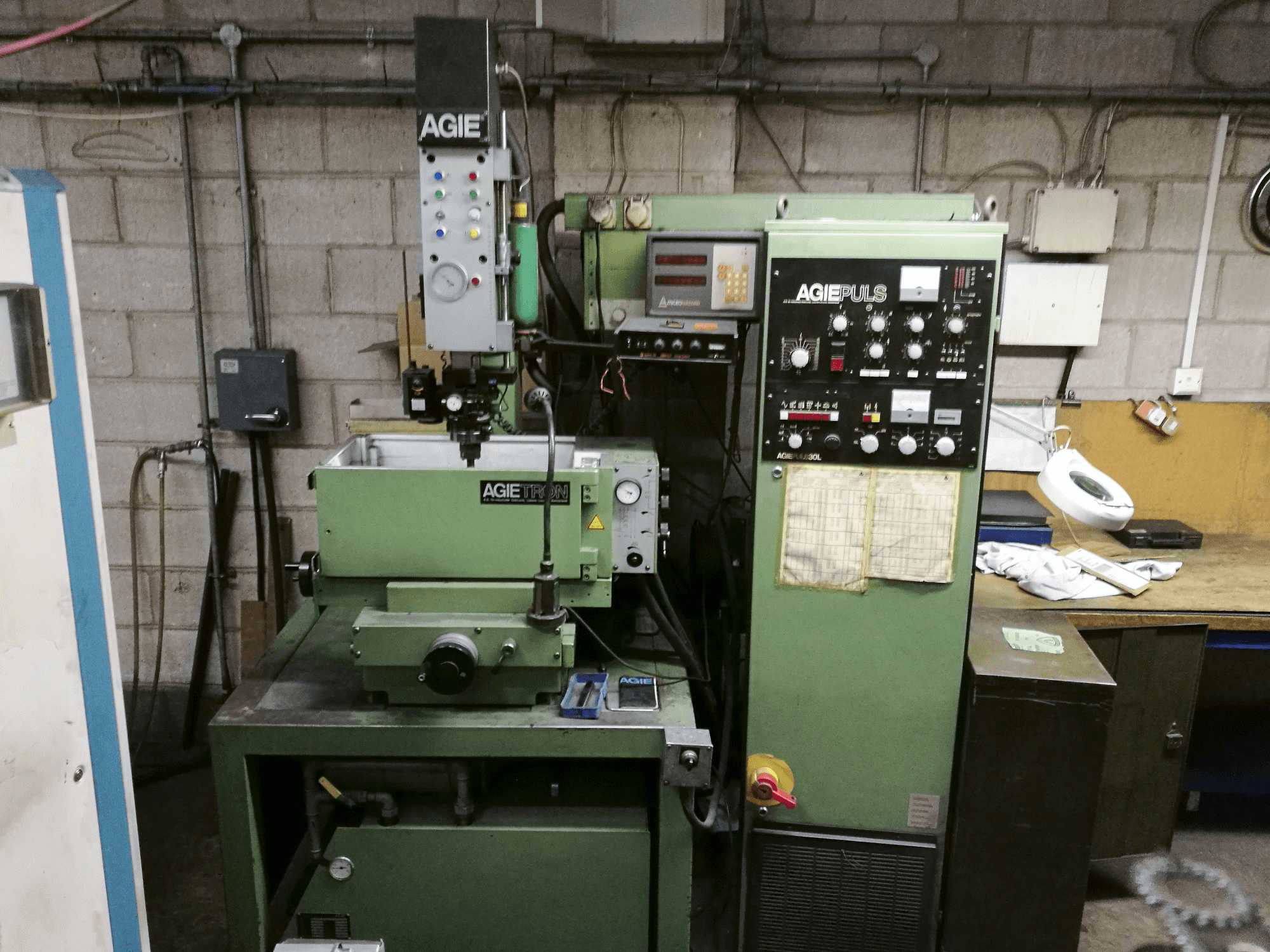 Vista frontale della macchina AGIE EMT 110