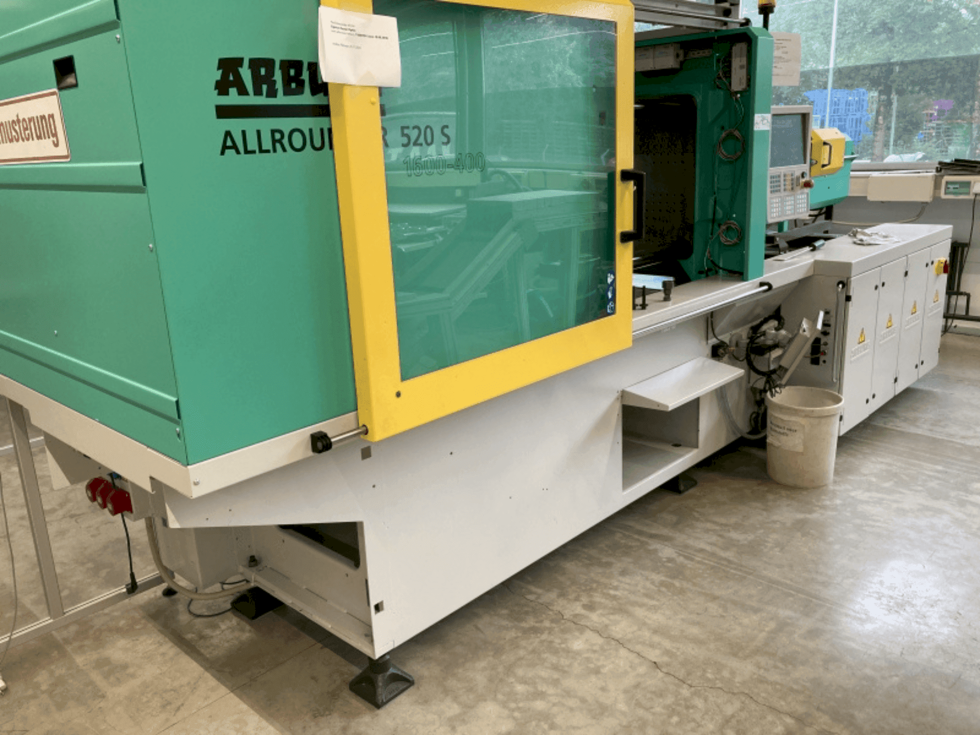 Vista frontale della macchina Arburg Allrounder 520S-1600-400