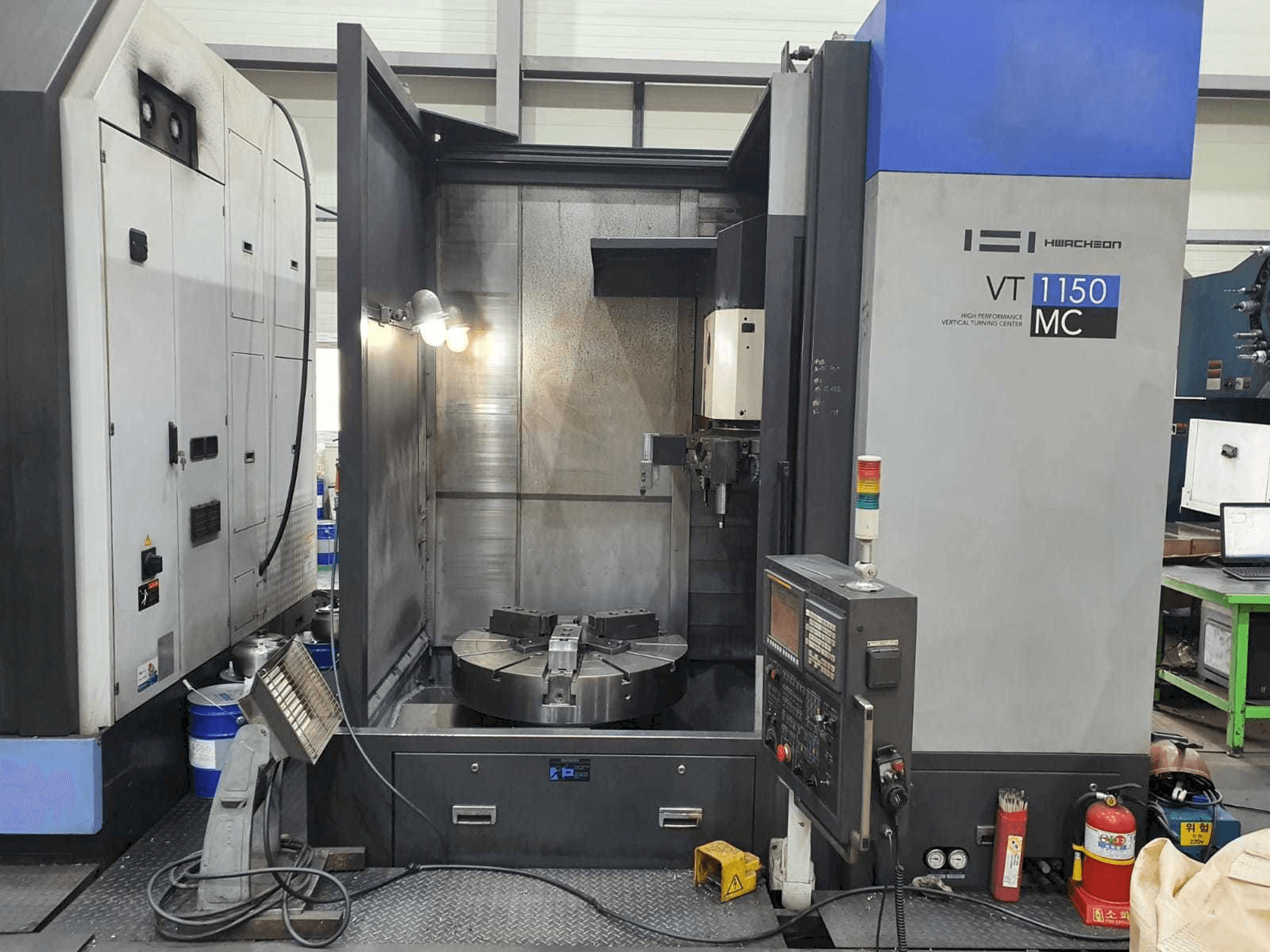 Vista frontale della macchina HWACHEON VT 1150 MC