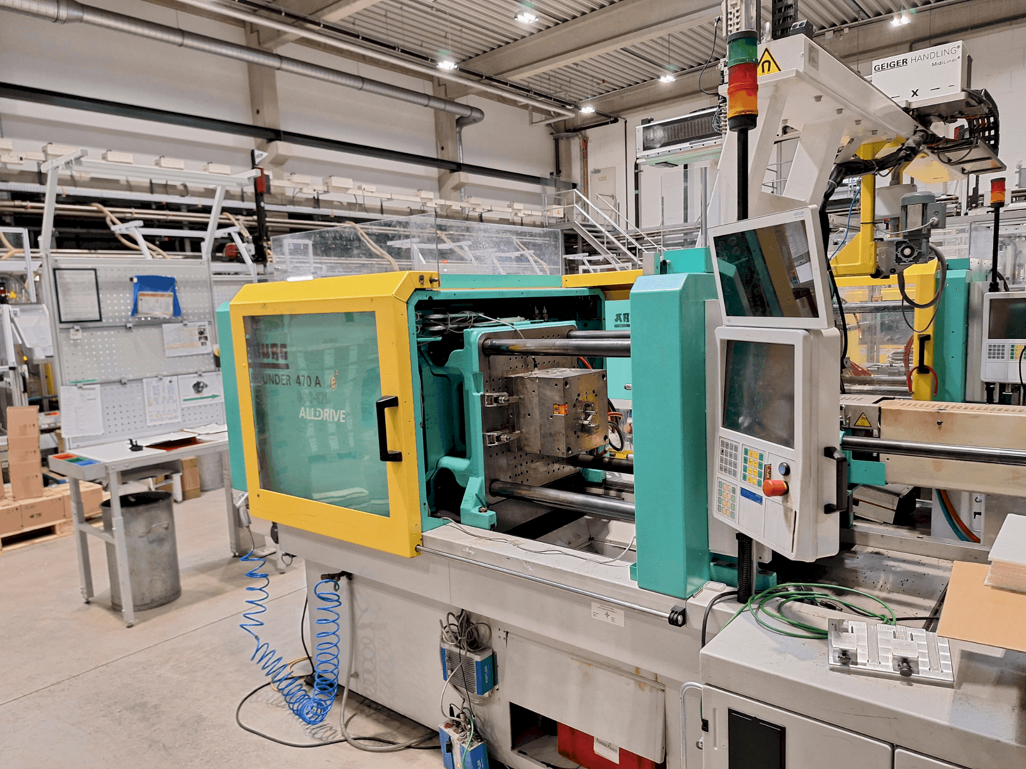 Vista frontale della macchina Arburg 470 A 800-170