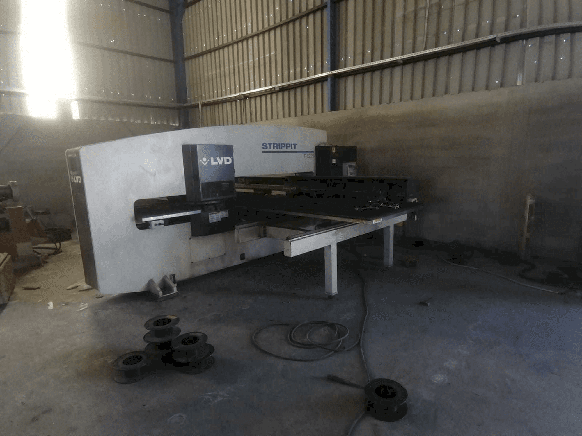 Vista frontale della macchina LVD P-1225