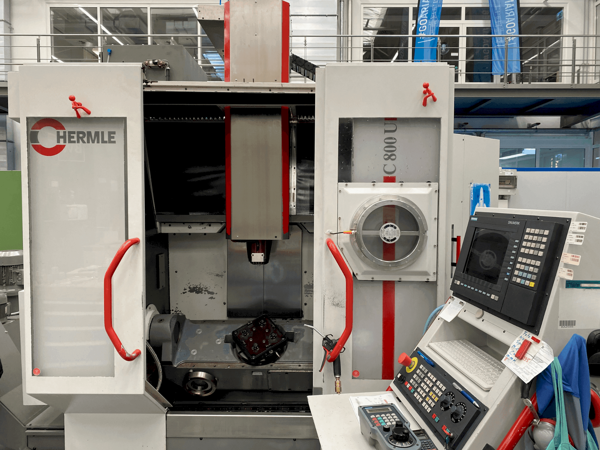 Vista frontale della macchina HERMLE C800 U