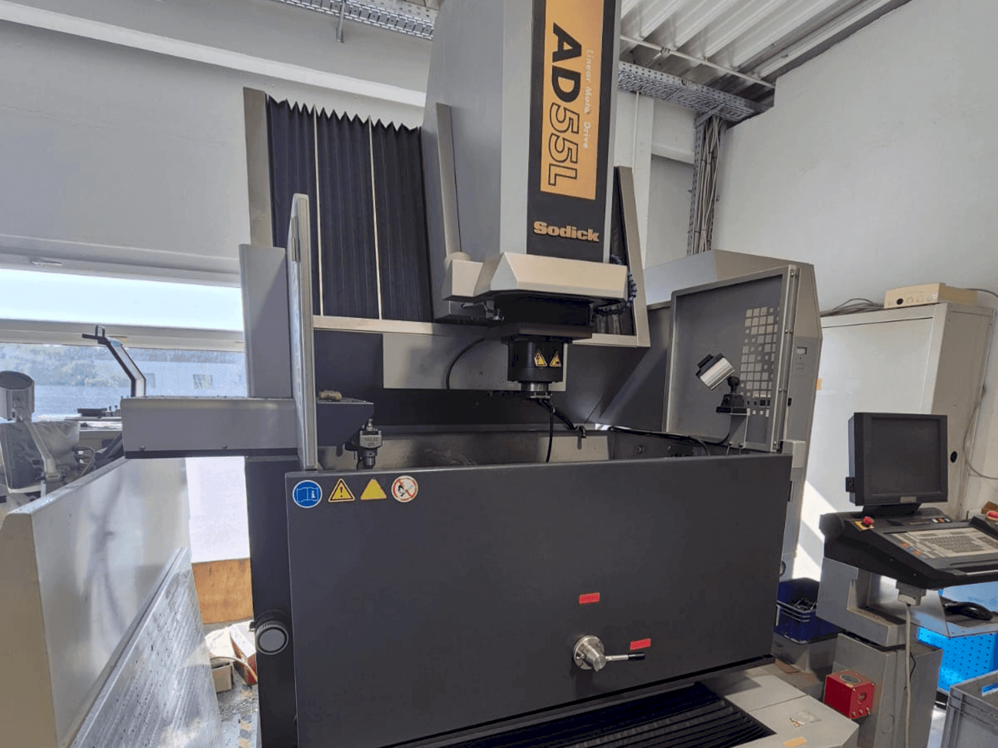 Vista frontale della macchina Sodick AD 55 L