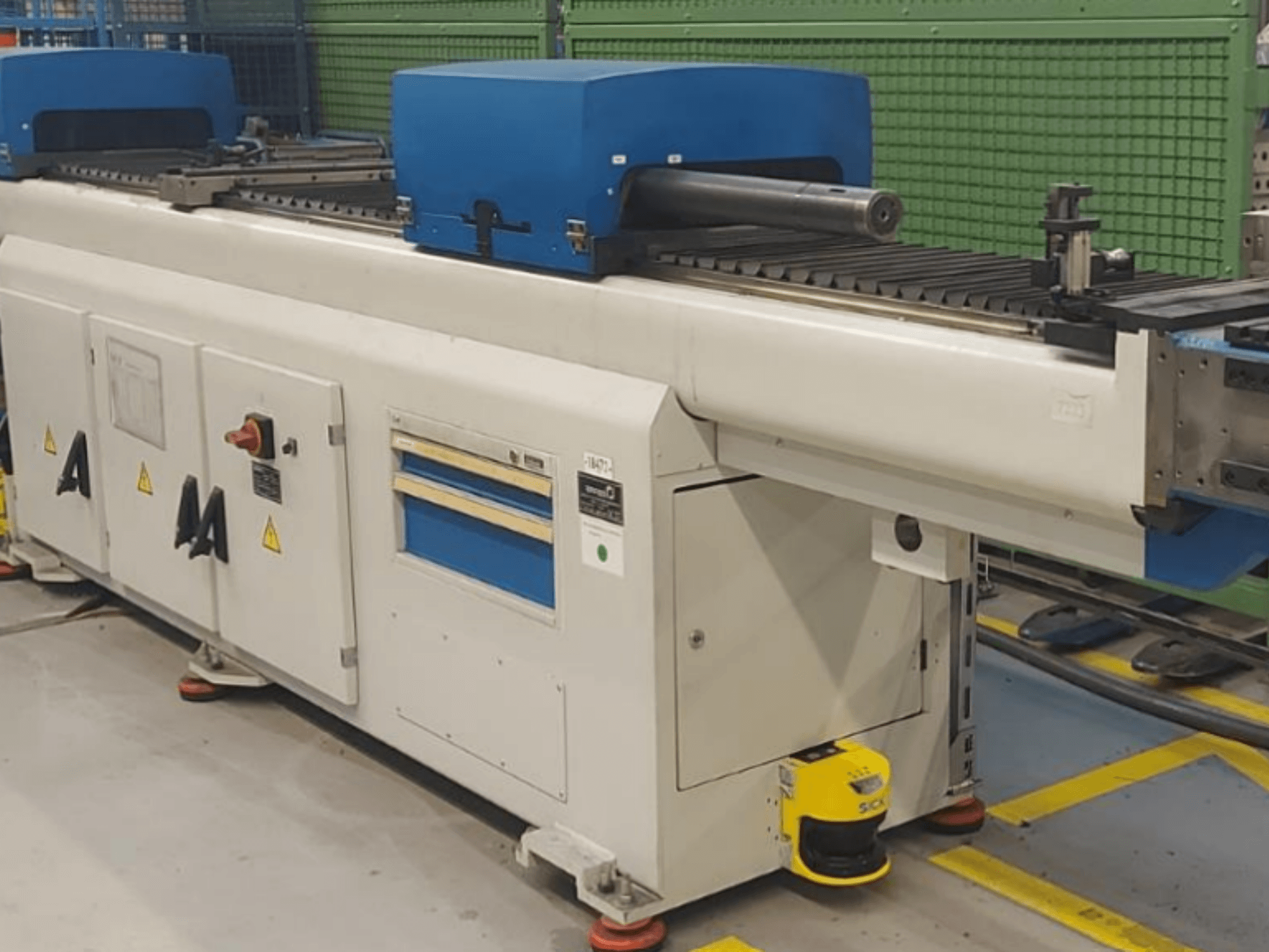 Macchina piegatrice WAFIOS BER-35 in vista frontale, con unità di controllo blu e indicatori di sicurezza operativi.