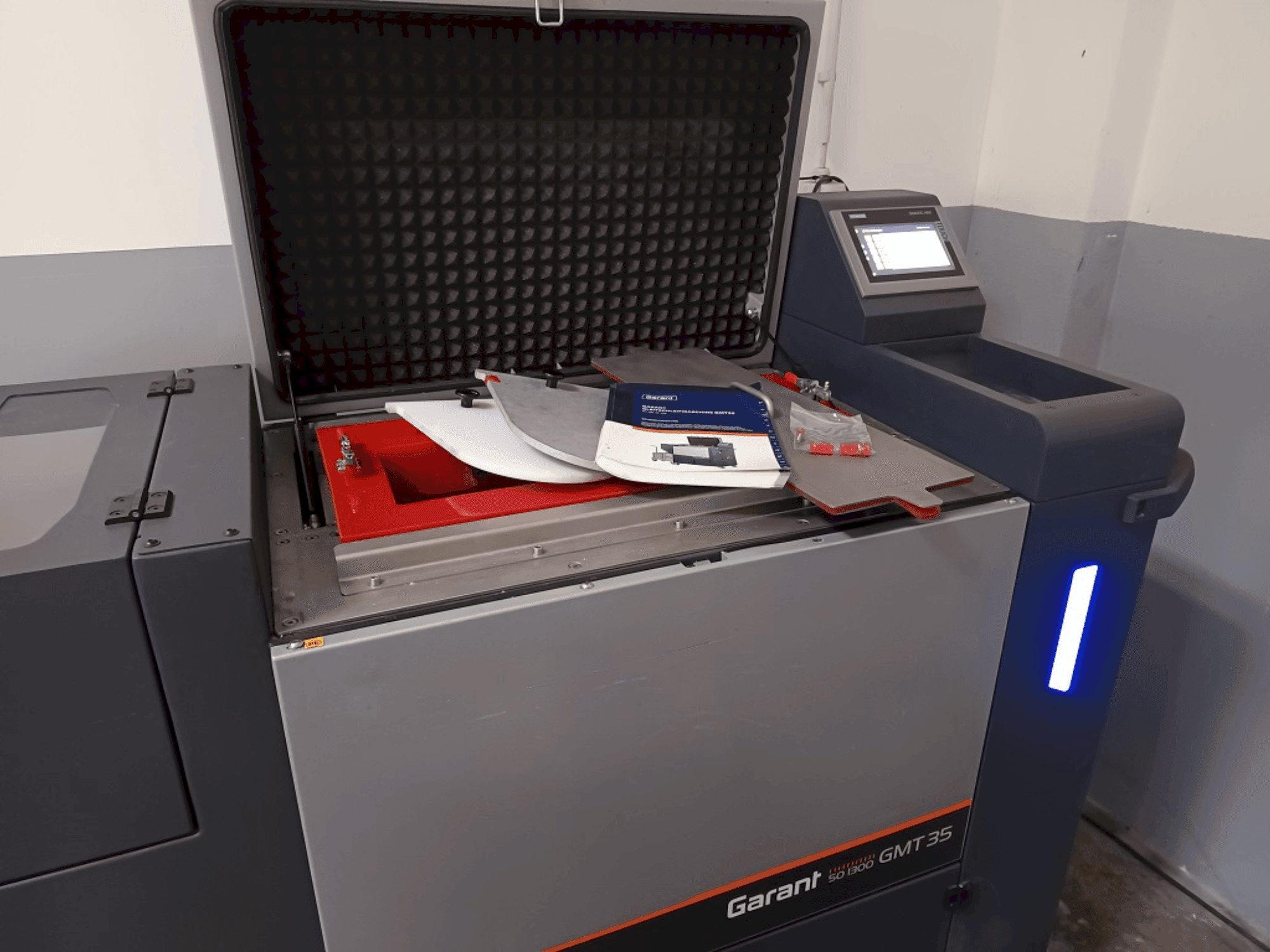 Vista frontale della macchina HOFMANN GMT 35