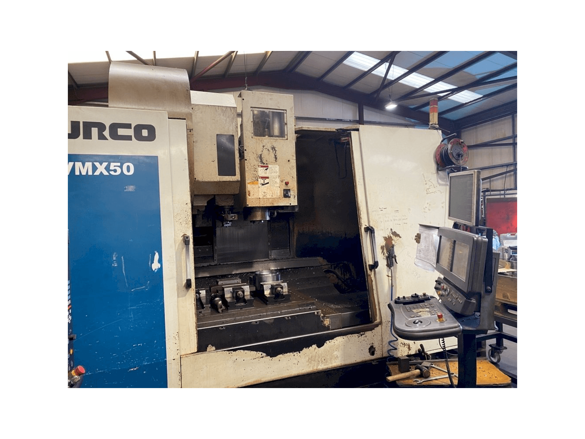 Vista frontale della macchina Hurco VMX 50/50T
