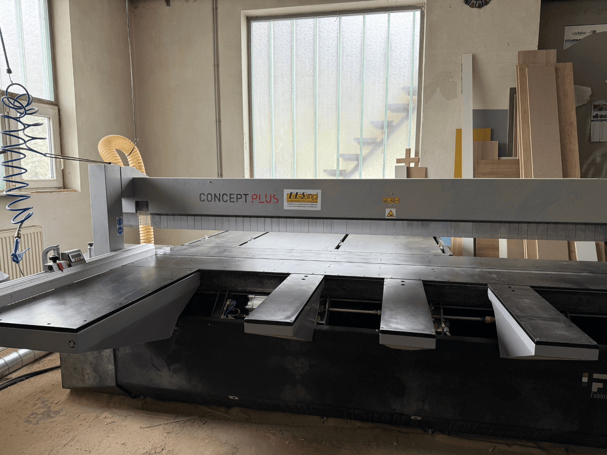 Sezionatrice FIMAL Concept 350 in officina; vista frontale con tavolo allungabile e pannelli di legno sullo sfondo.