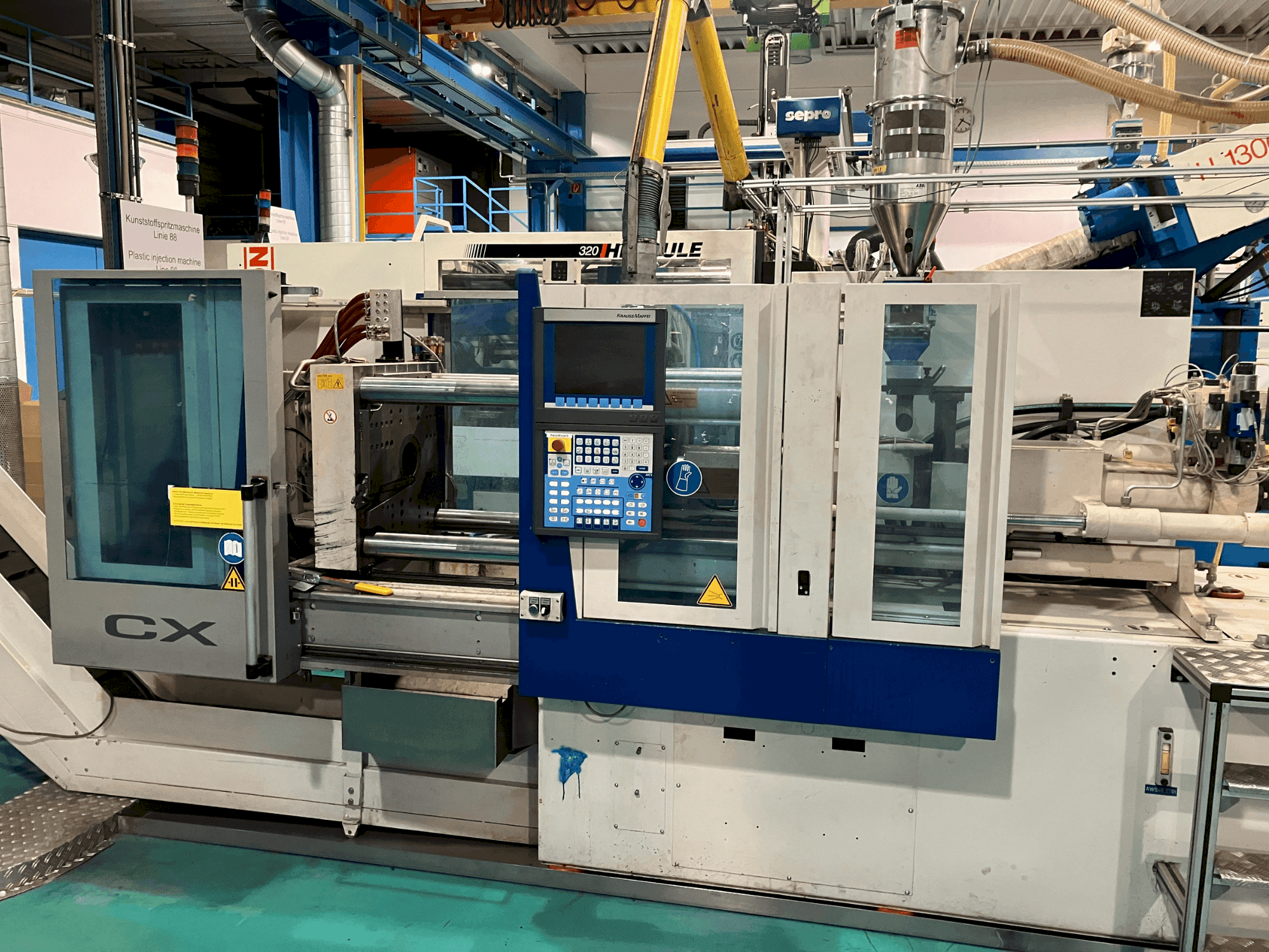 Vista frontale della macchina Krauss Maffei 65-180 CX