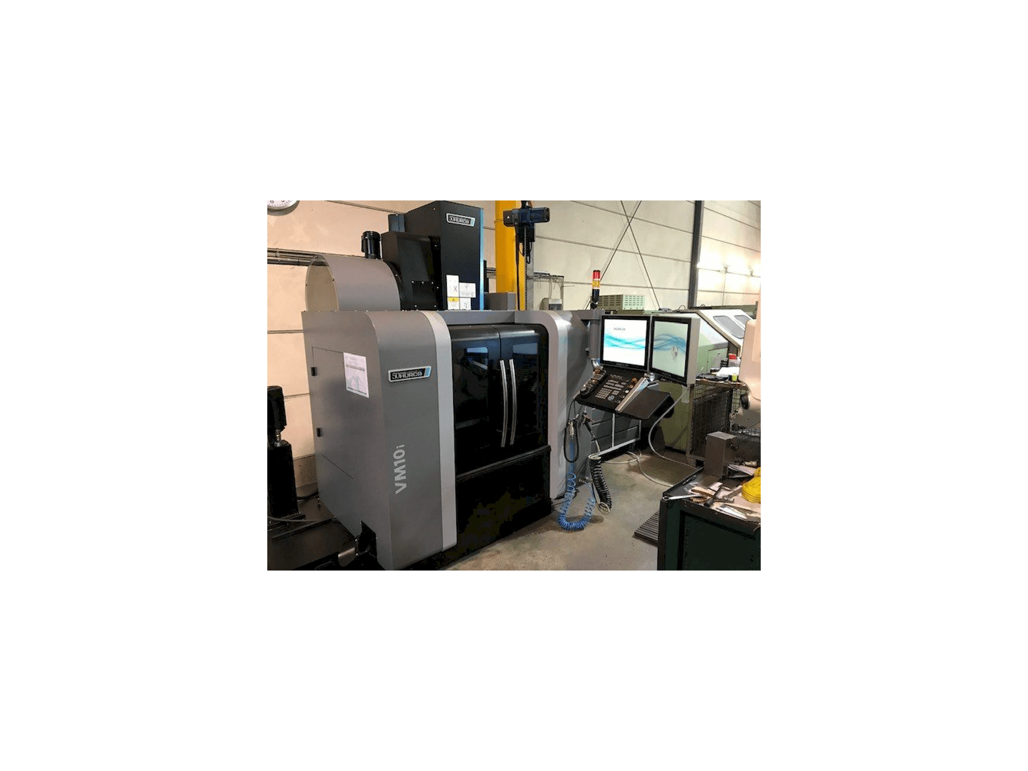 Vista frontale della macchina Hurco VM10i