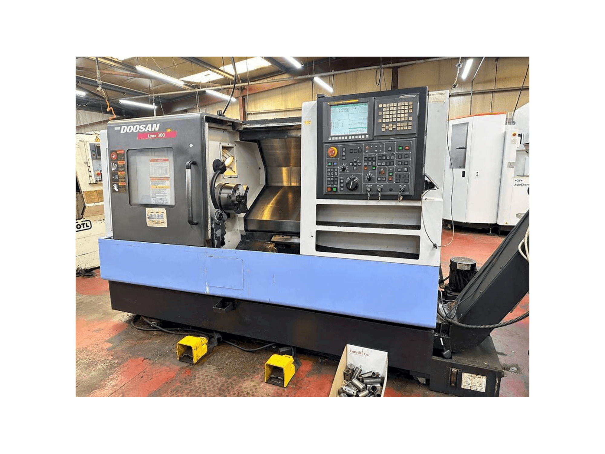 Vista frontale della macchina Doosan Lynx 300