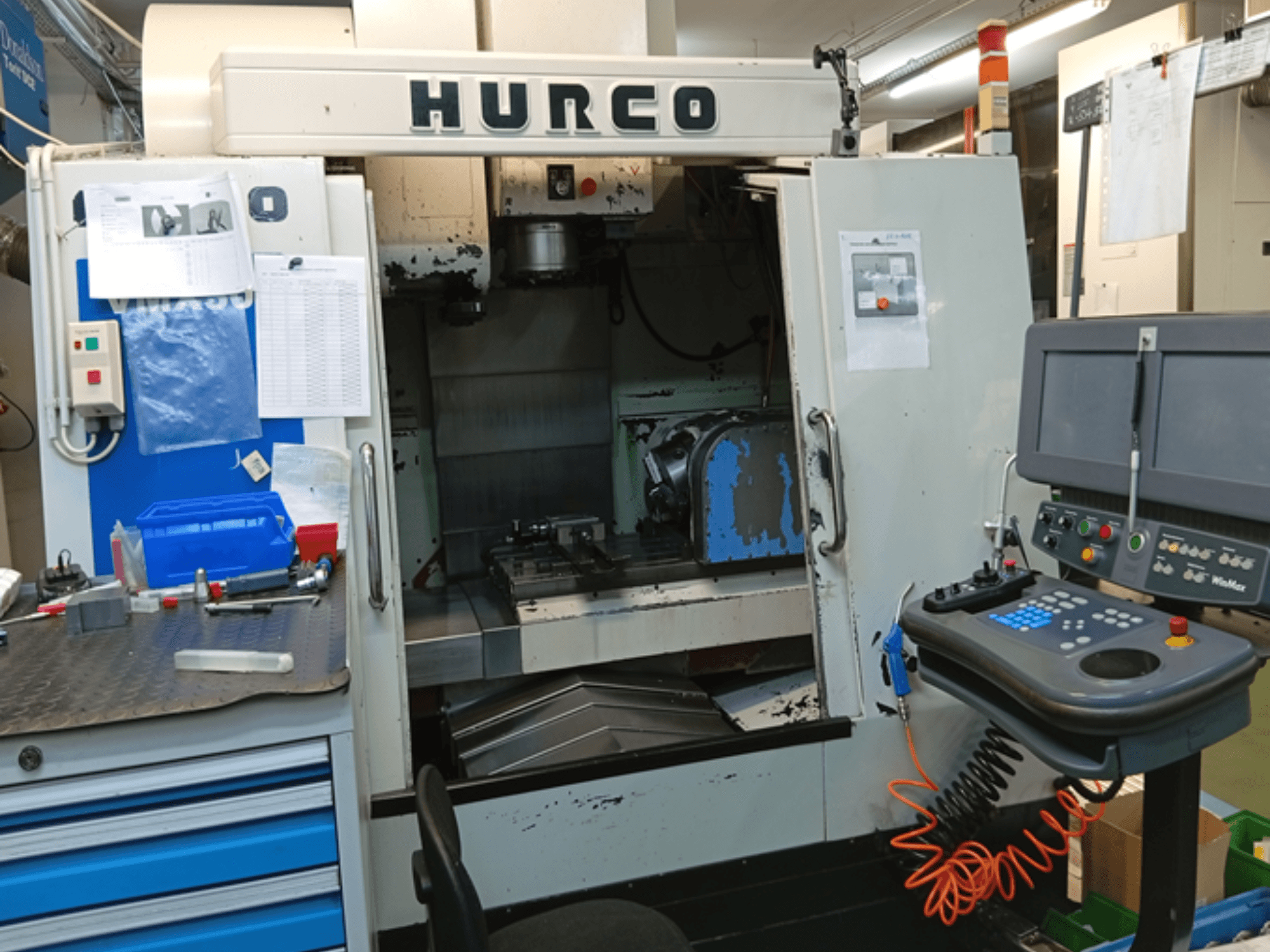 Centro di lavoro verticale Hurco VMX 30T, vista frontale, con pannello di controllo, area di lavoro e porta parzialmente aperta.