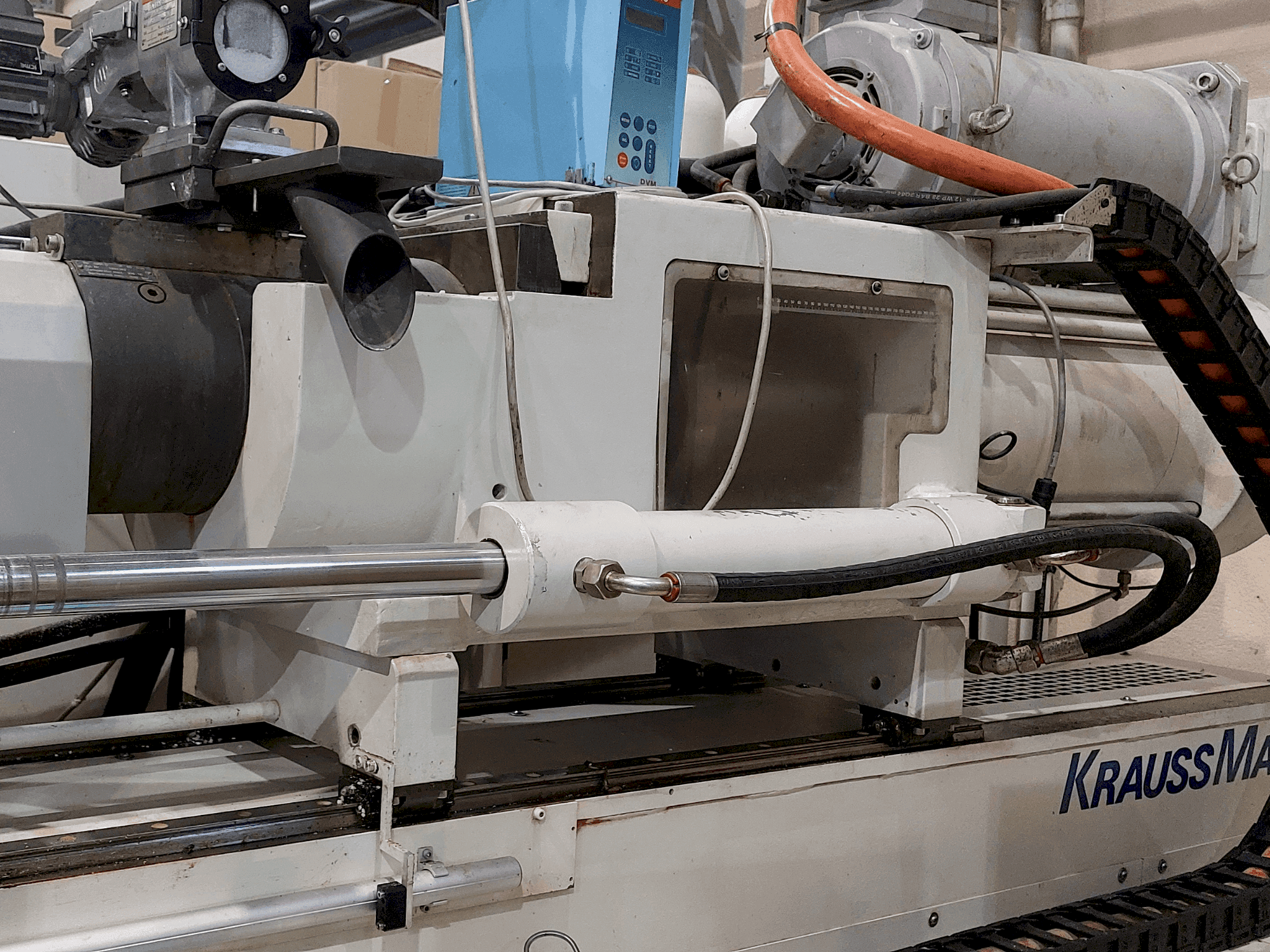 Vista frontale della macchina Krauss Maffei 320-1900 C3
