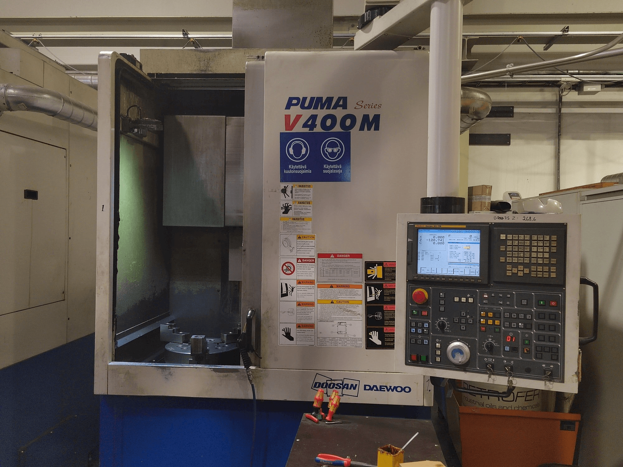 Vista frontale della macchina Doosan Puma V400M