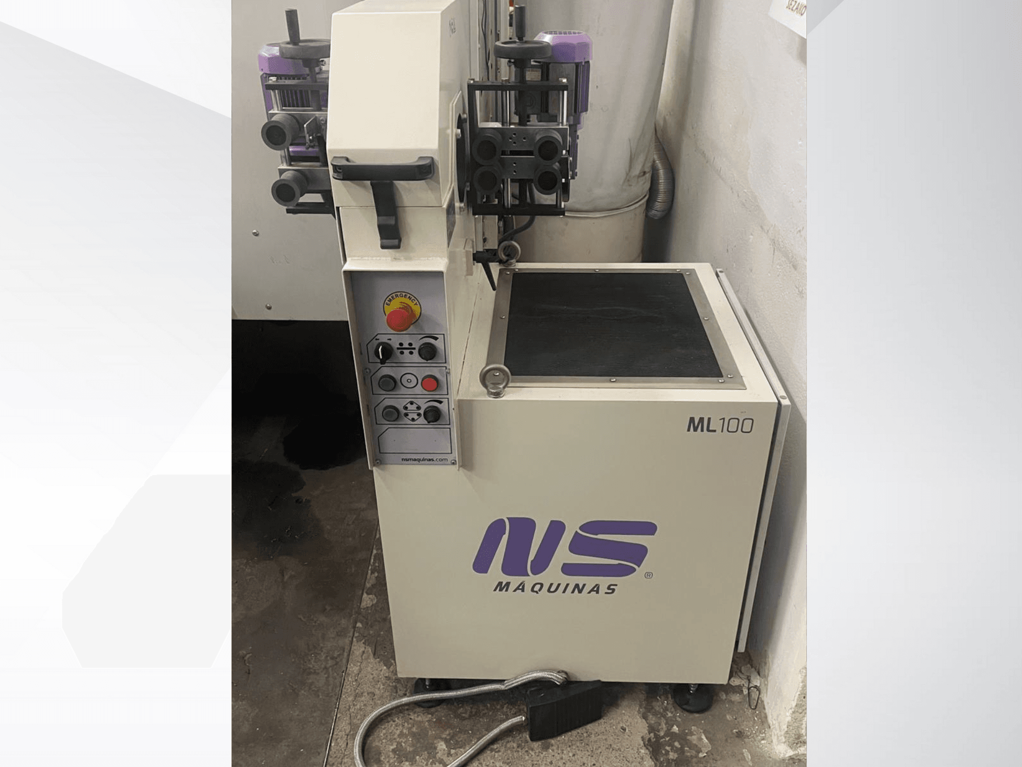 Macchina ML100 di MS Maquinas, vista frontale, con pannello di controllo con pulsanti e pedale, piano di lavoro definito.