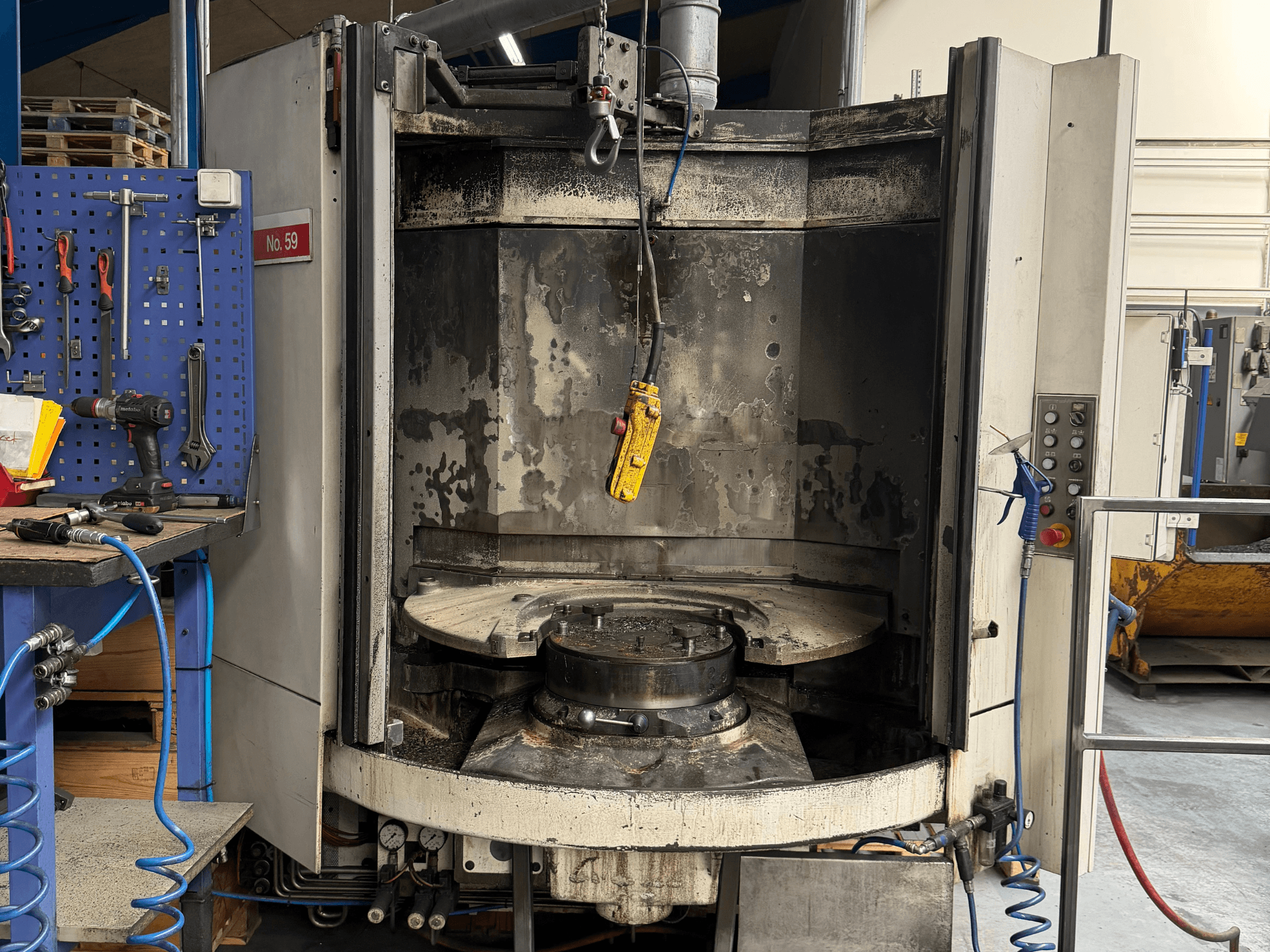 Centro di lavoro orizzontale HELLER MC 16 vista frontale, con tavolo di lavoro vuoto e pannello di controllo, in un'officina.