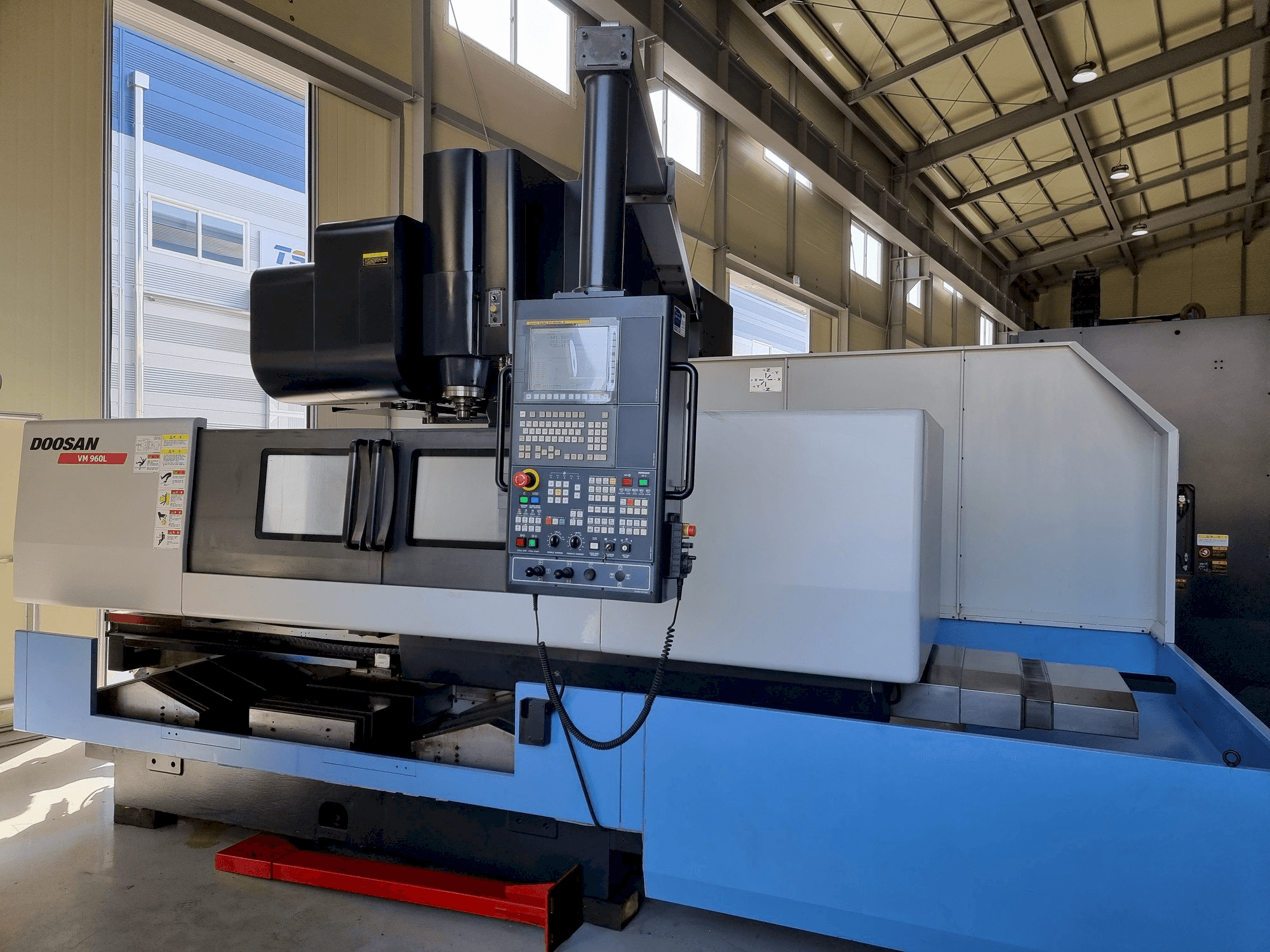 Vista frontale della macchina Doosan VM 960L