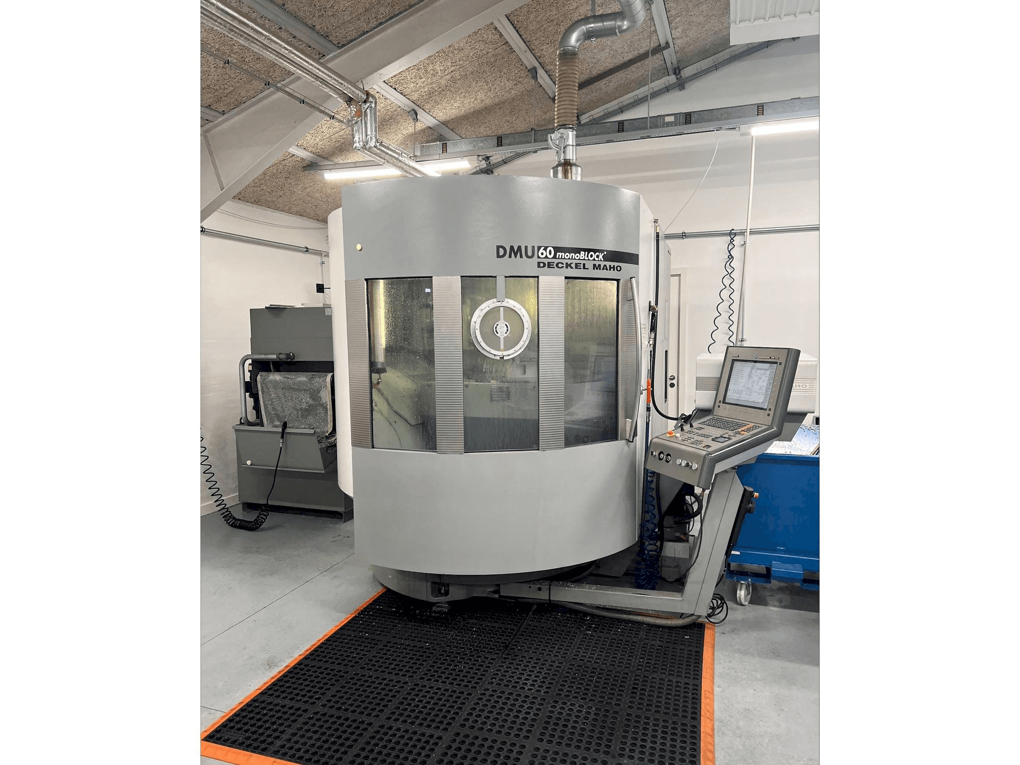 Vista frontale della macchina DMG MORI DMU 60 monoBLOCK