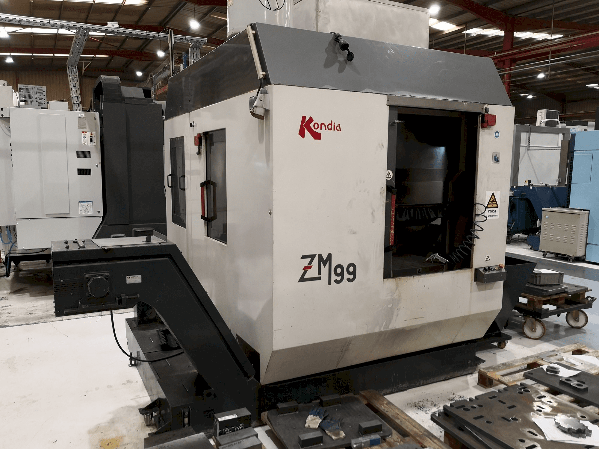 Vista frontale della macchina KONDIA ZM99