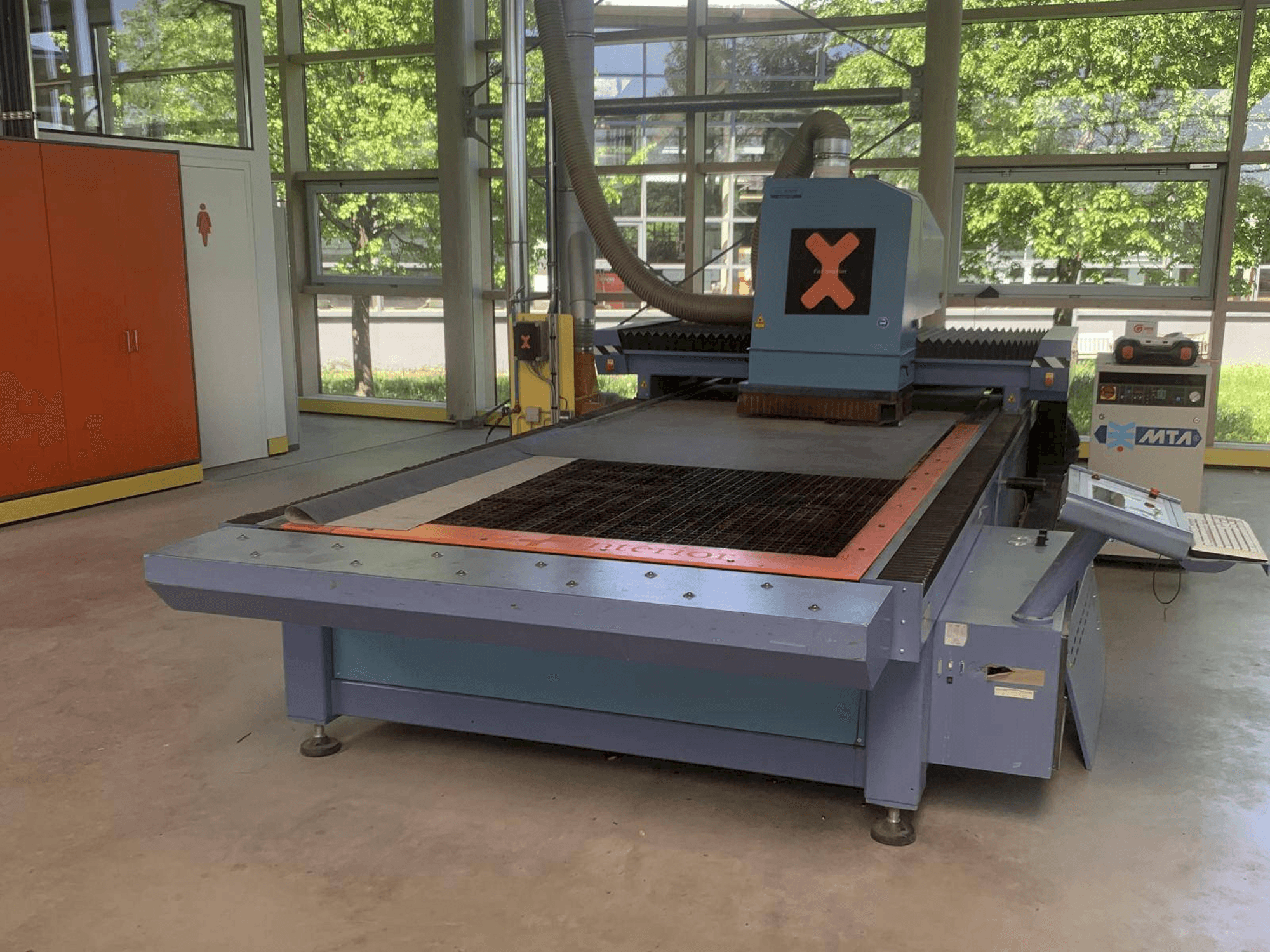 Vista frontale della macchina SEI X-TYPE