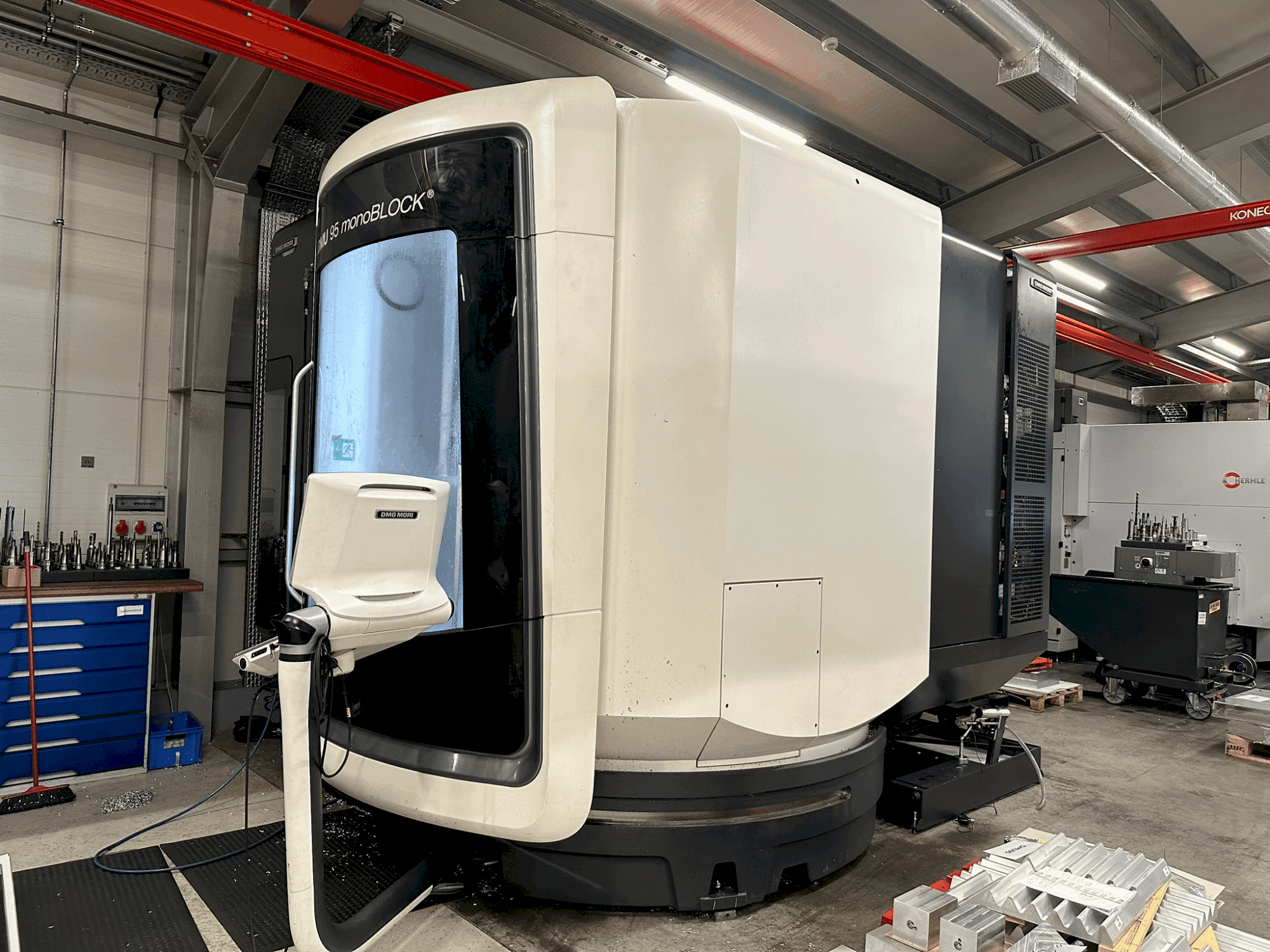 Vista frontale della macchina DMG MORI DMU 95 monoBLOCK (2021)