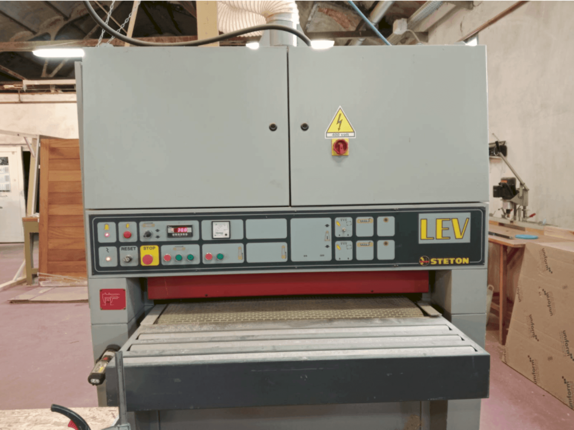 Vista frontale della macchina STETON LEV2RR