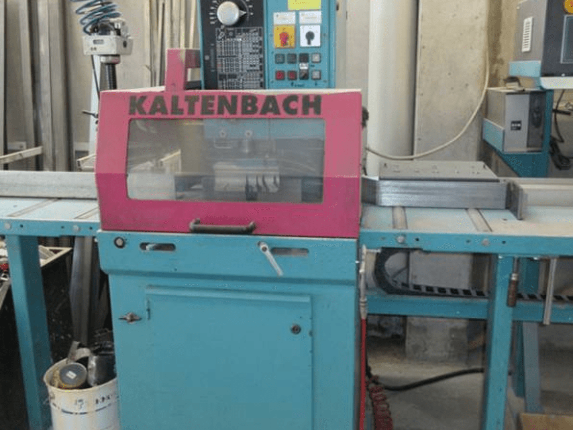 Sega circolare per metalli KALTENBACH KKS 400 E in vista frontale, con copertura di sicurezza rosa e pannello di controllo con pulsanti.