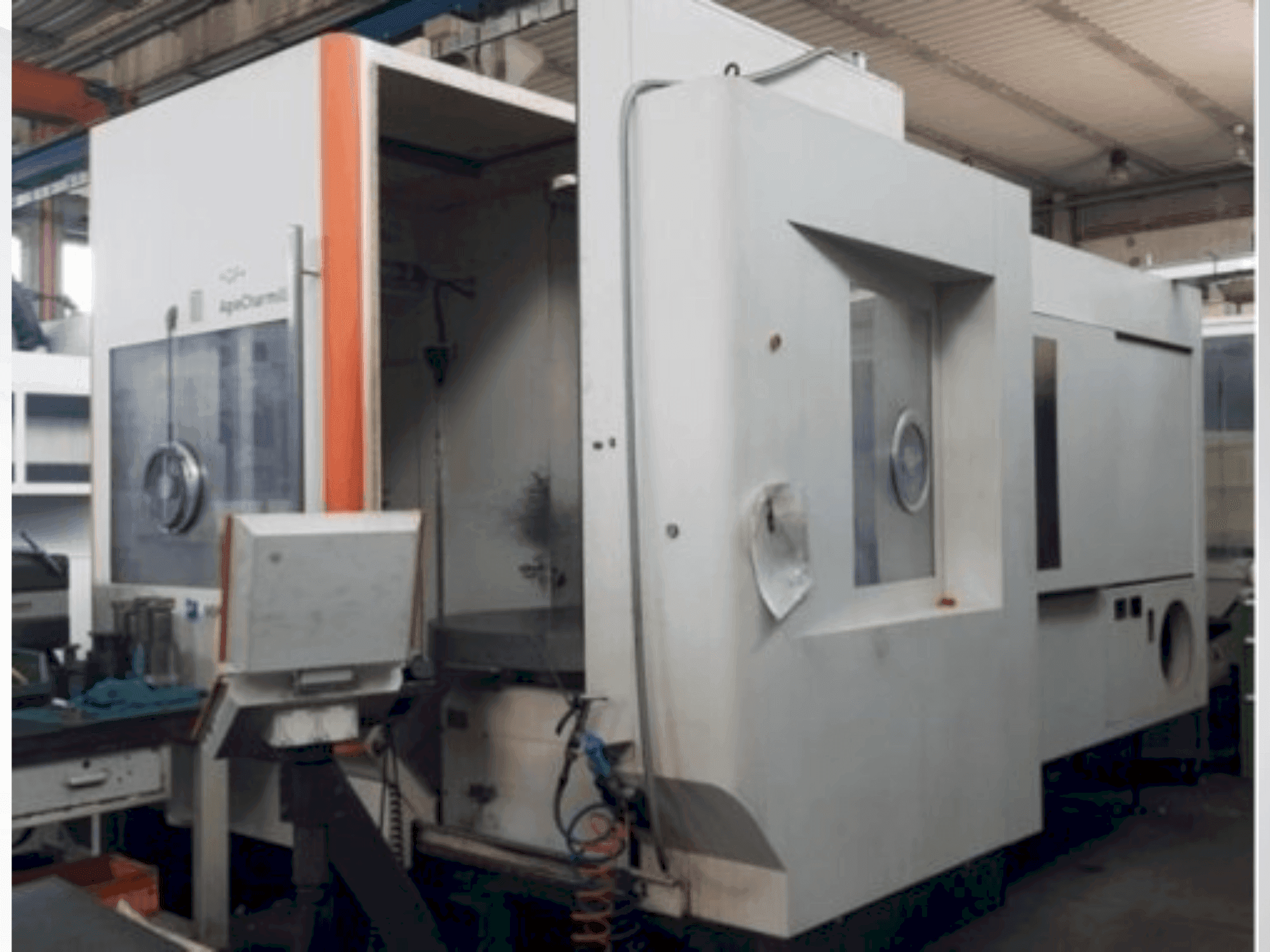 Vista frontale della macchina MIKRON HPM 1350U