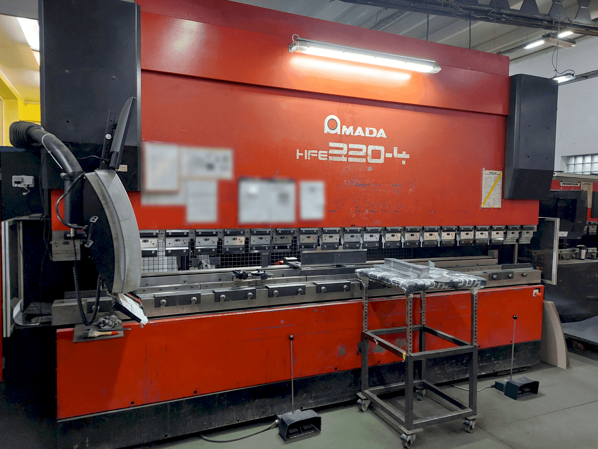 Vista frontale della macchina AMADA HFE 220-4