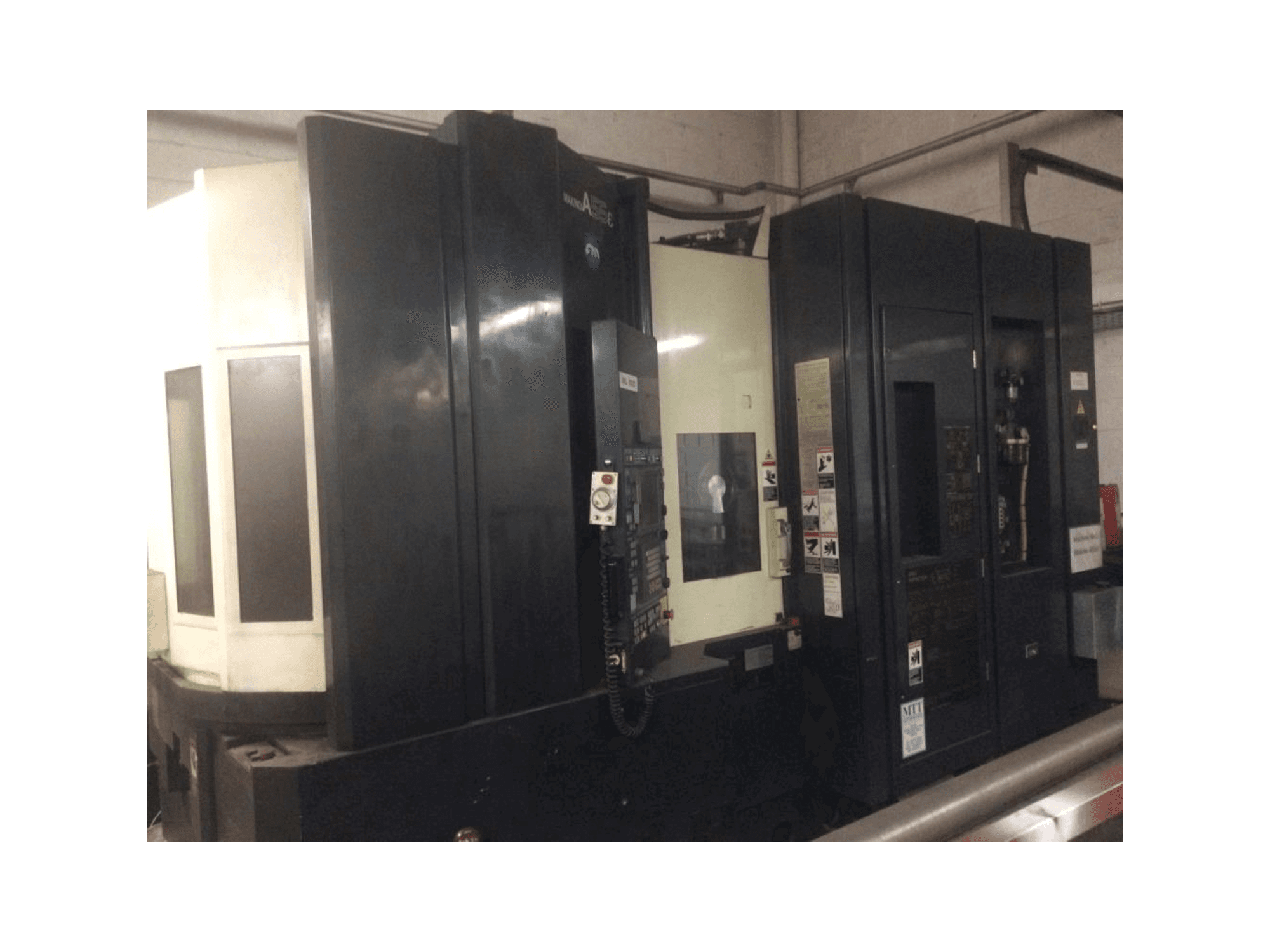 Vista frontale della macchina Makino A55e