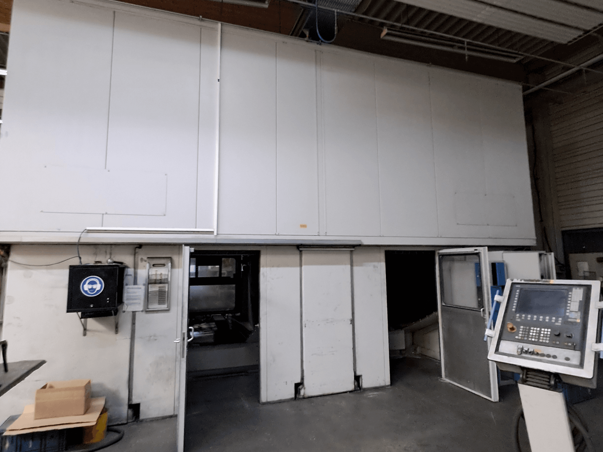 Fresatrice a portale MAKA Moving Beam 840D, vista frontale con porte aperte che mostrano l'interno e il pannello di controllo visibile.