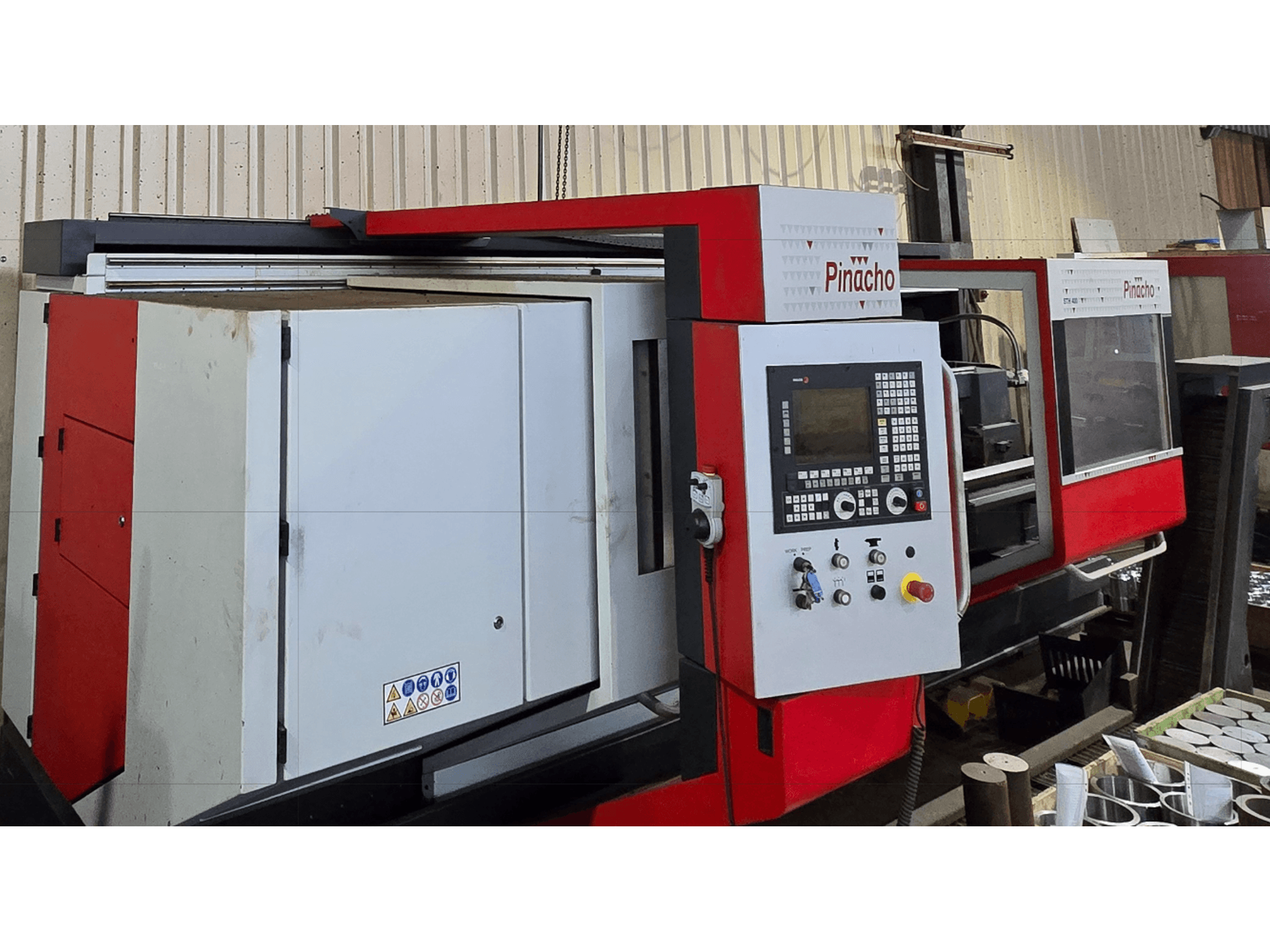 Tornio orizzontale Pinacho STH 400-105×3000, vista frontale, con pannello di controllo e accenti rossi.