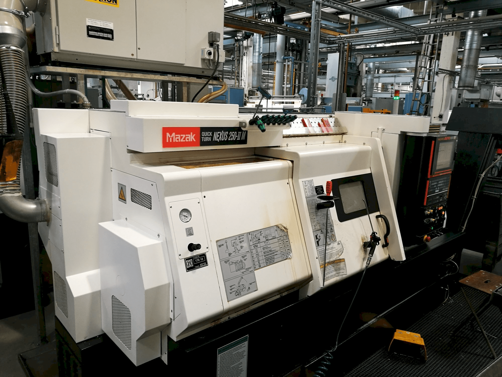 Vista frontale della macchina Mazak Quickturn Nexus 250-II M