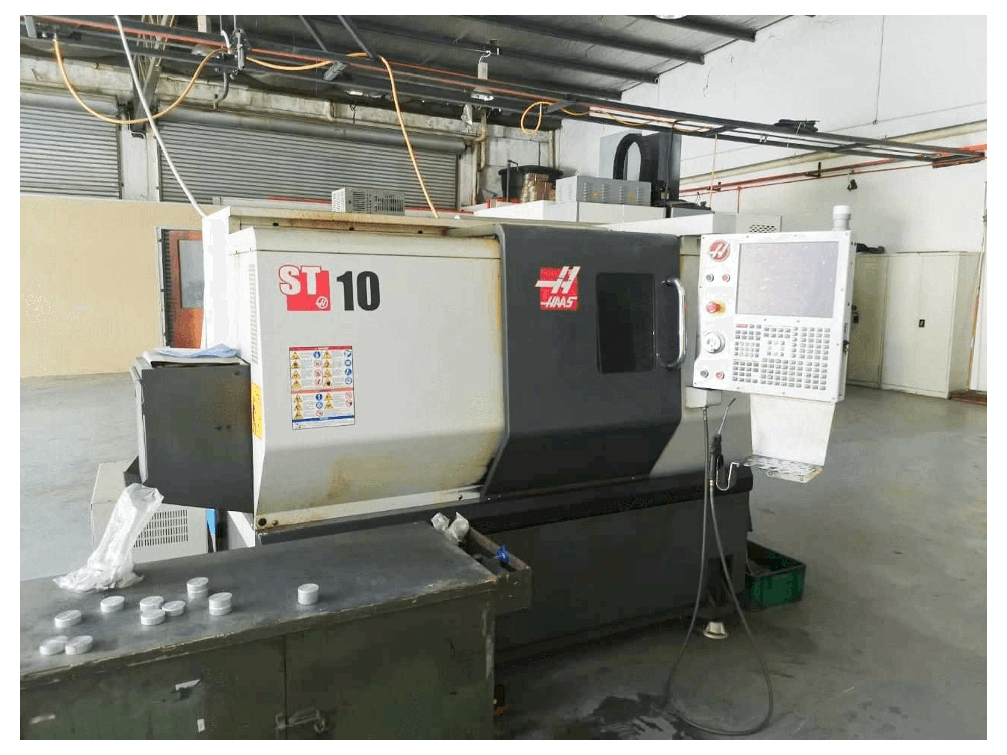 Vista frontale della macchina HAAS ST-10