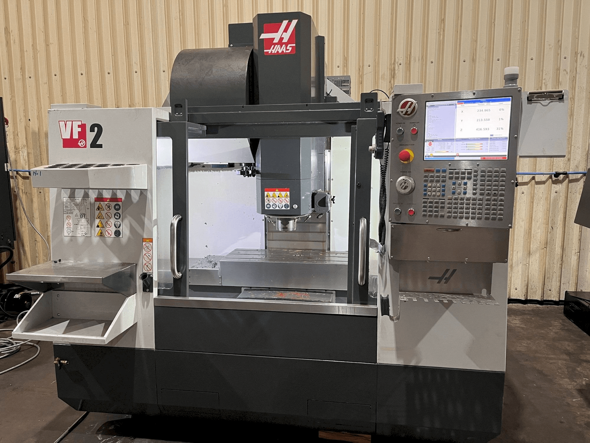Vista frontale della macchina HAAS VF-2
