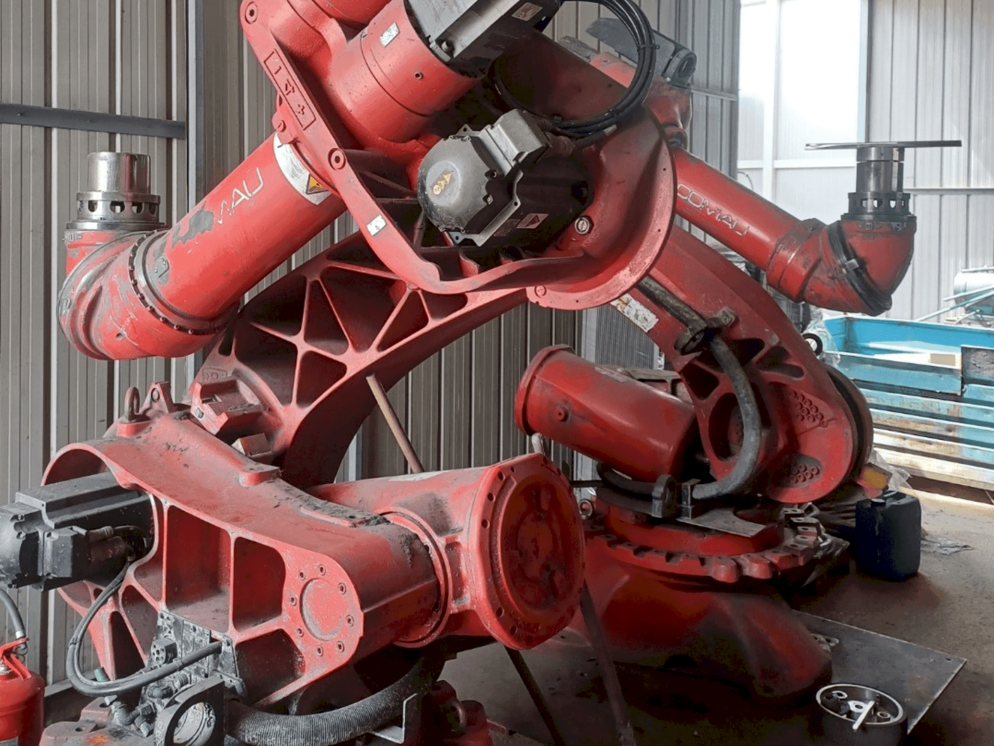 Vista frontale della macchina COMAU C4G RCC3