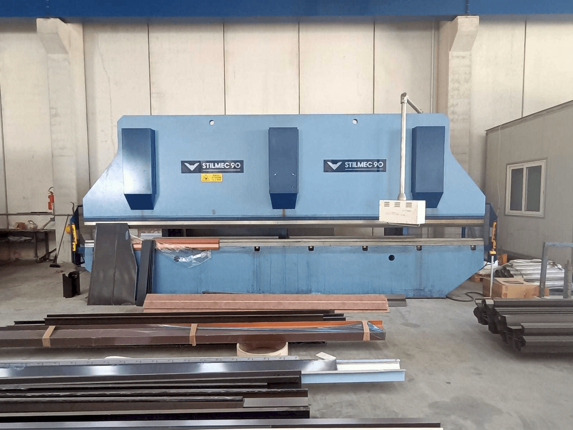 Vista frontale della macchina Stillmec 90 6500 x 200 ton