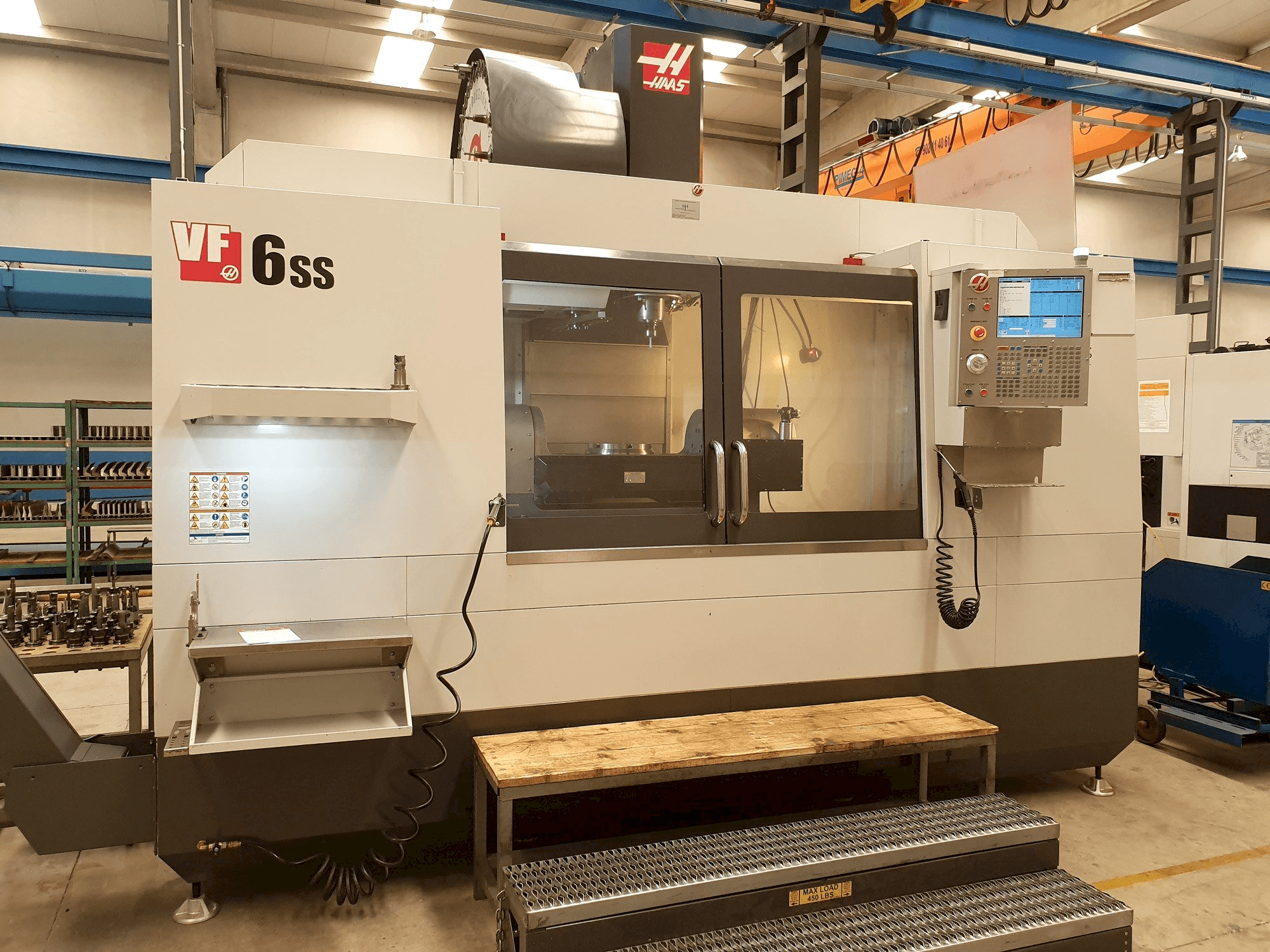 Vista frontale della macchina HAAS VF-6SS