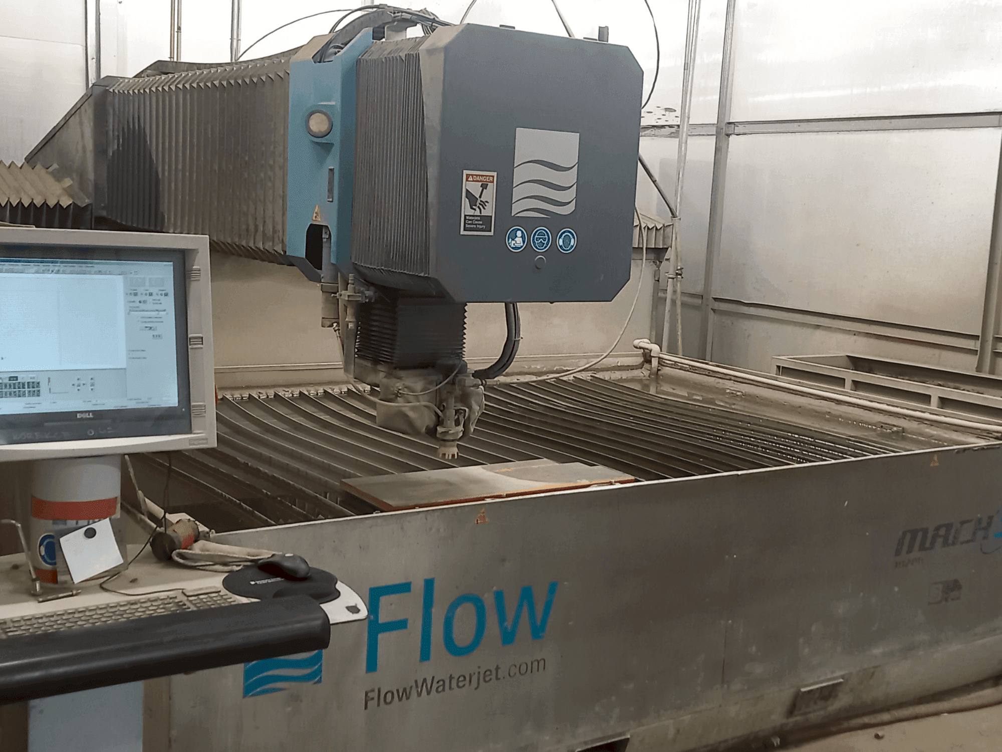 Vista frontale della macchina Flow Mach 3-3020b