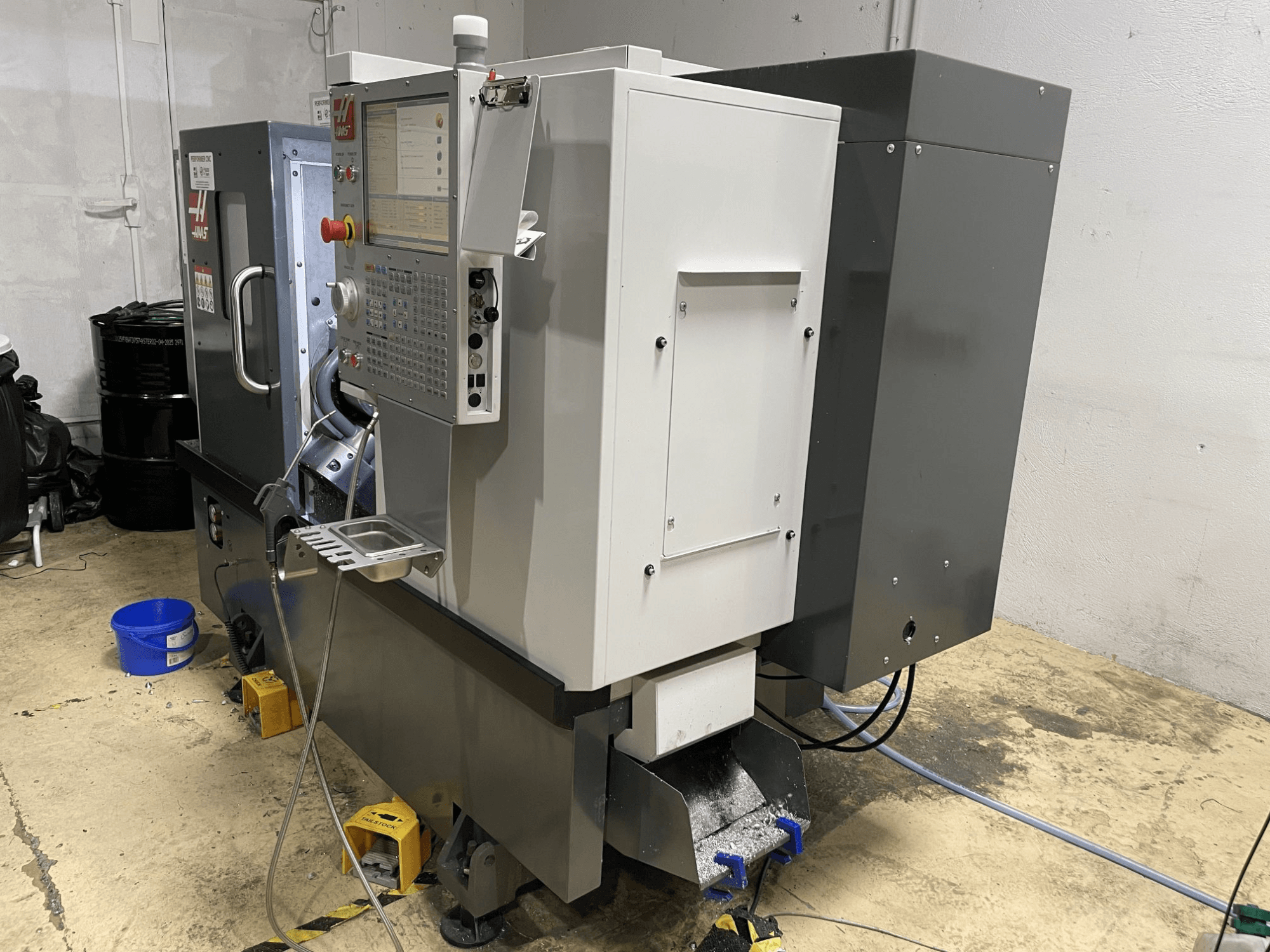 Tornio orizzontale HAAS ST-15Y in un'officina, dotato di un pannello di controllo e caratterizzato da un design industriale robusto.