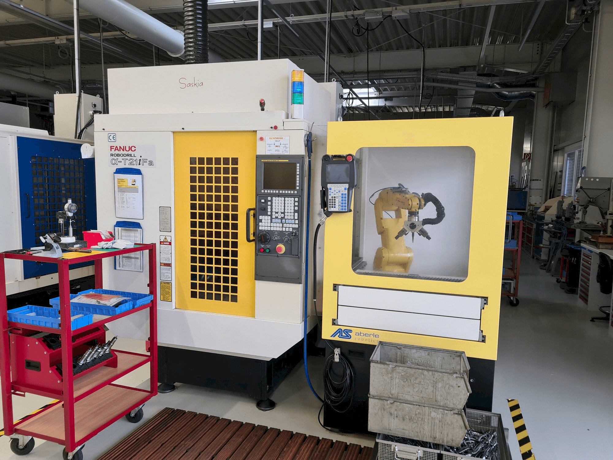 Vista frontale della macchina FANUC Robodrill ALPHA T21iFA