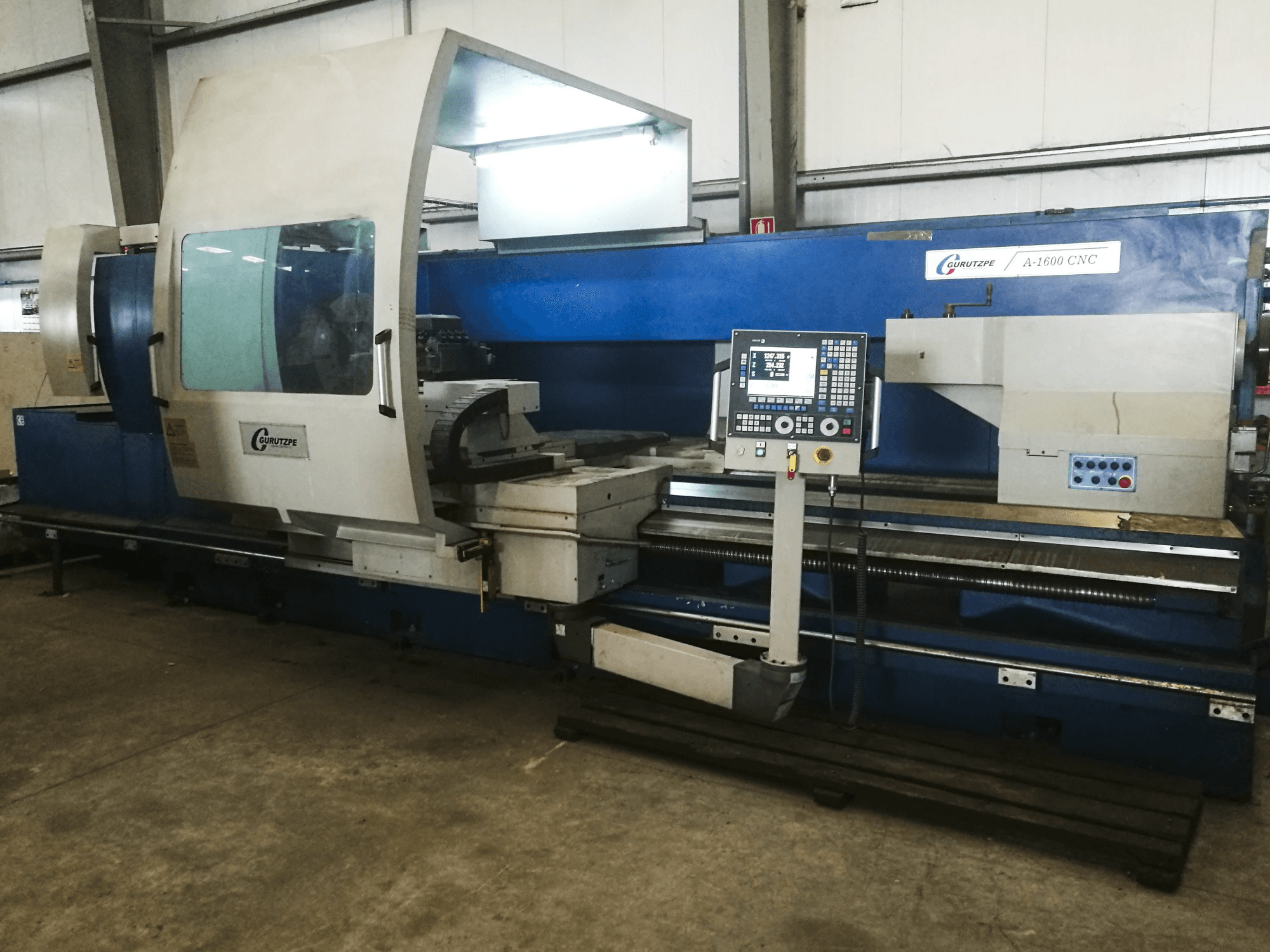 Vista lato sinistro della macchina Gurutzpe A-1600 CNC