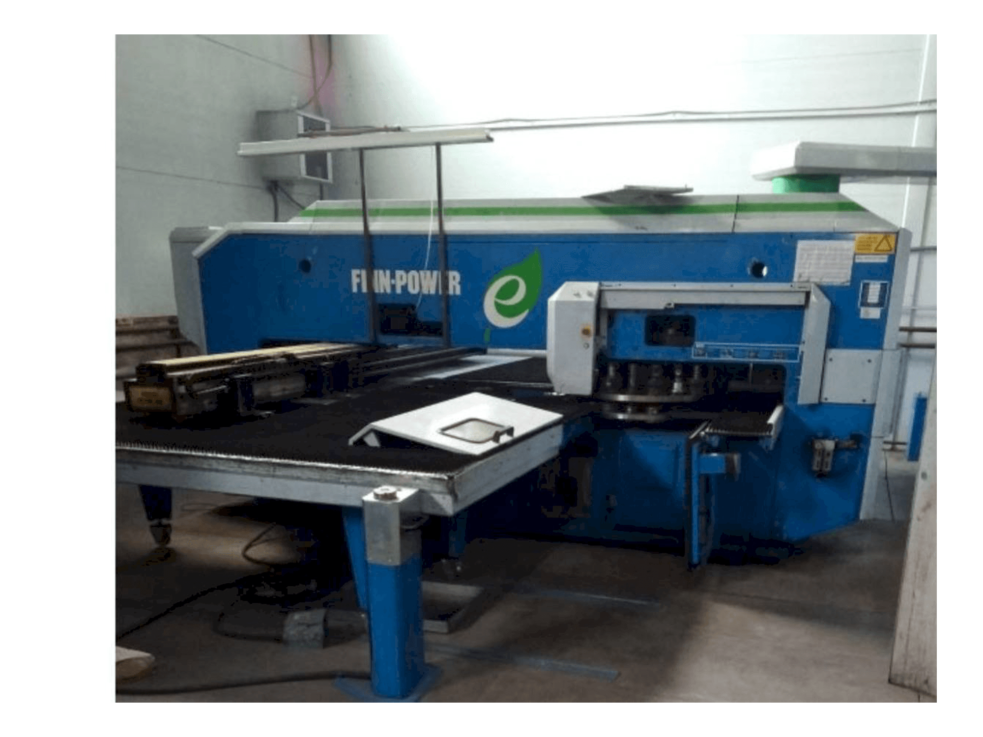 Vista frontale della macchina Finn-Power E5