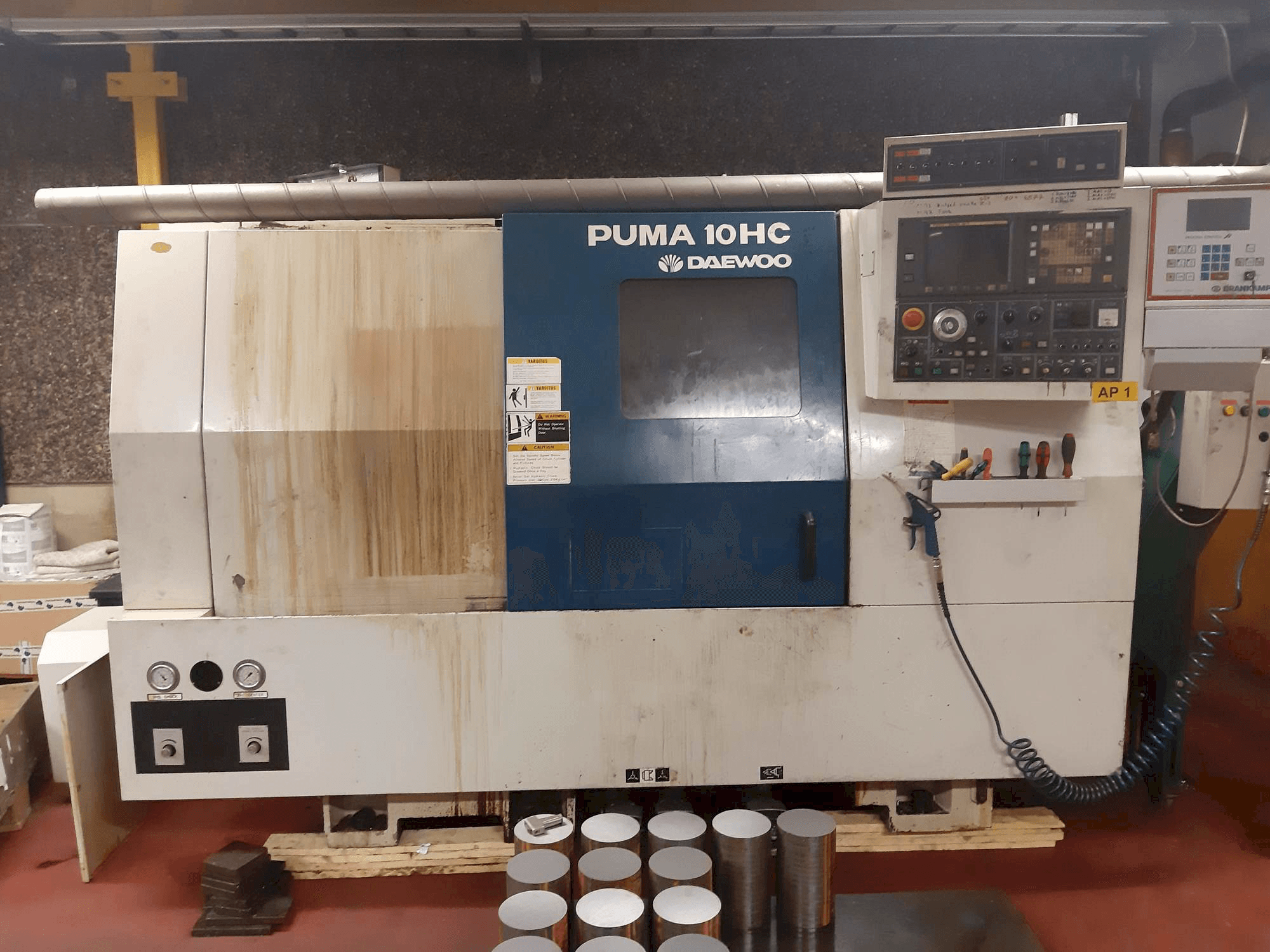 Vista frontale della macchina DAEWOO Puma 10 HC