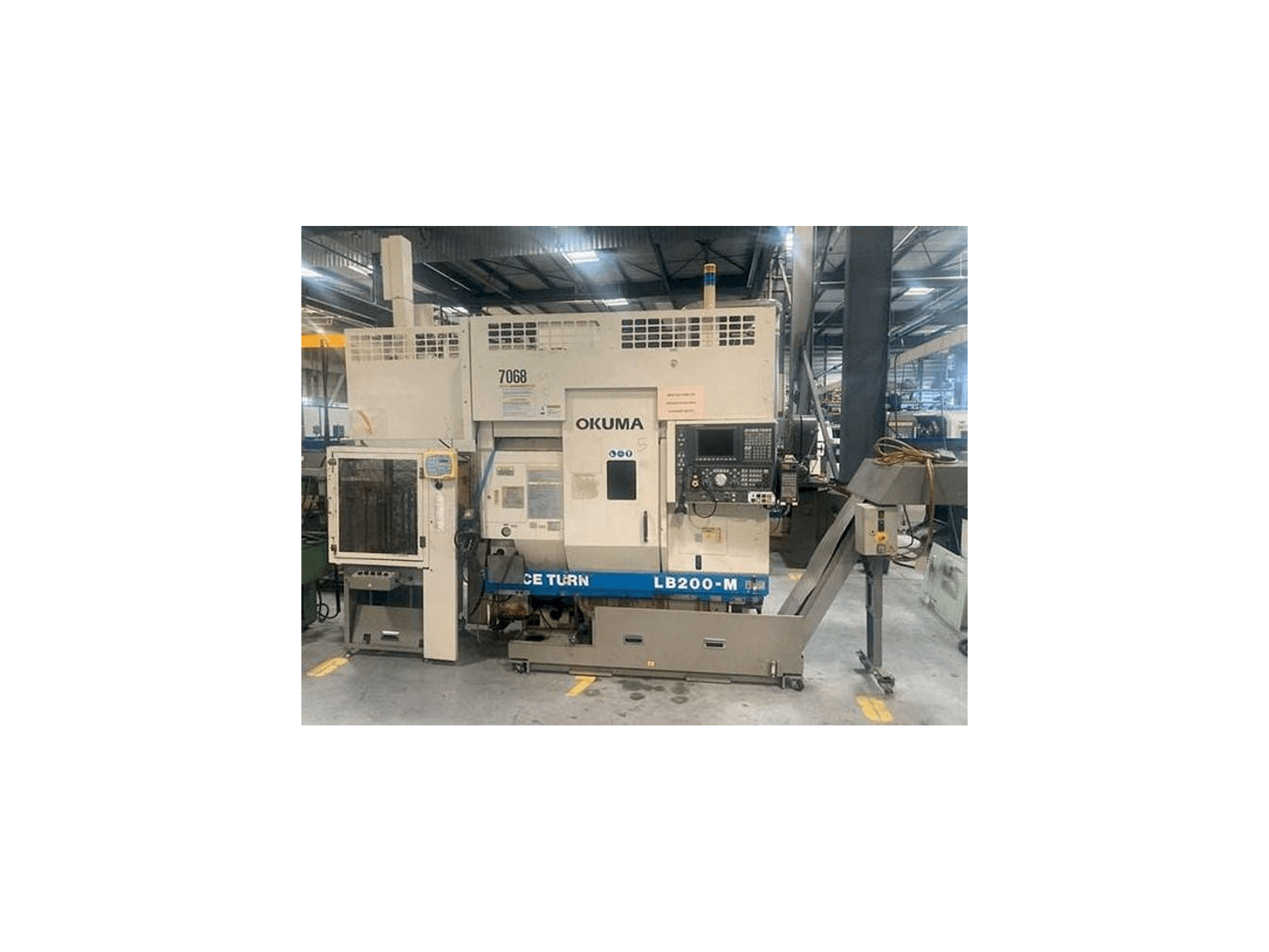 Vista frontale della macchina Okuma LB 200M