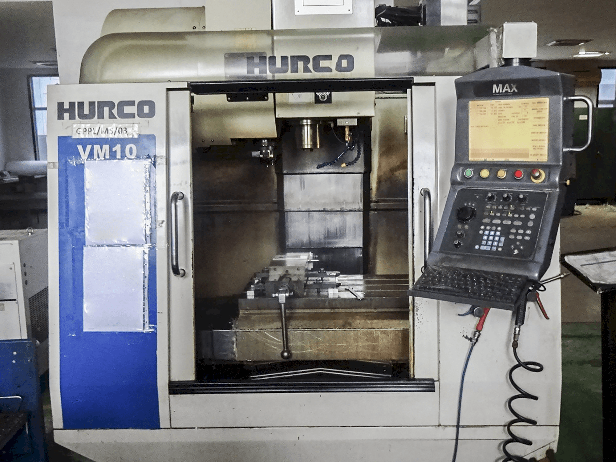 Vista frontale della macchina Hurco VM10